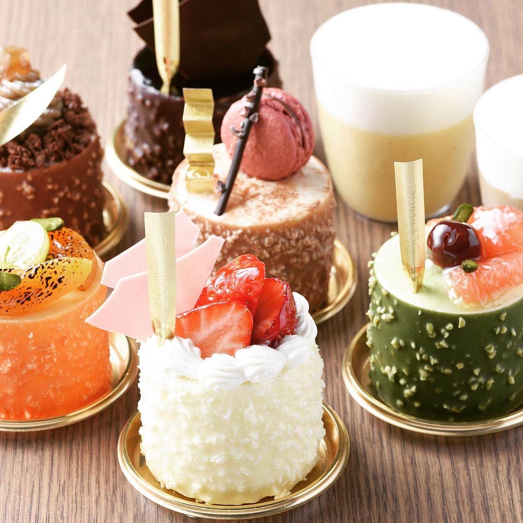 eguchikazuakiのインスタグラム：「今日から神戸大丸のケーキが変わります🍰 新しい桜パフェもいいですが、フルーティーサロンらしく、フルーツを使い、また紅茶にぴったりなケーキをラインナップしましたよ🌸🍰ロイヤルミルクティー食べてるようなプリンとか、、、食べたい、お昼食べてないぞ🤪 ・ もうすぐ目白でスイーツテーブル開催ですが、テーマはブルーマウンテンを使ったスイーツになります❗️ギフトもたくさんご予約いただきありがとうございます、気合い入れて多めに作ります☕️ブルーマウンテン以外のコーヒー豆もたくさん使います、楽しみにしていてくださいね、夜キャンセル出たみたい、ショック〜私が座りたい🎈 ・ 今日は全体会議終わりにこれからラボに行って作りますよー💪💪 #delimmo #デリーモ #チョコレート #ケーキ #新しくなりました #紅茶 #パフェ #ケーキ屋さん #カフェ #フルーツパフェ #フルーツケーキ #桜 #さくら #プリンアラモード #スイーツテーブル #ブルーマウンテン #コーヒー」