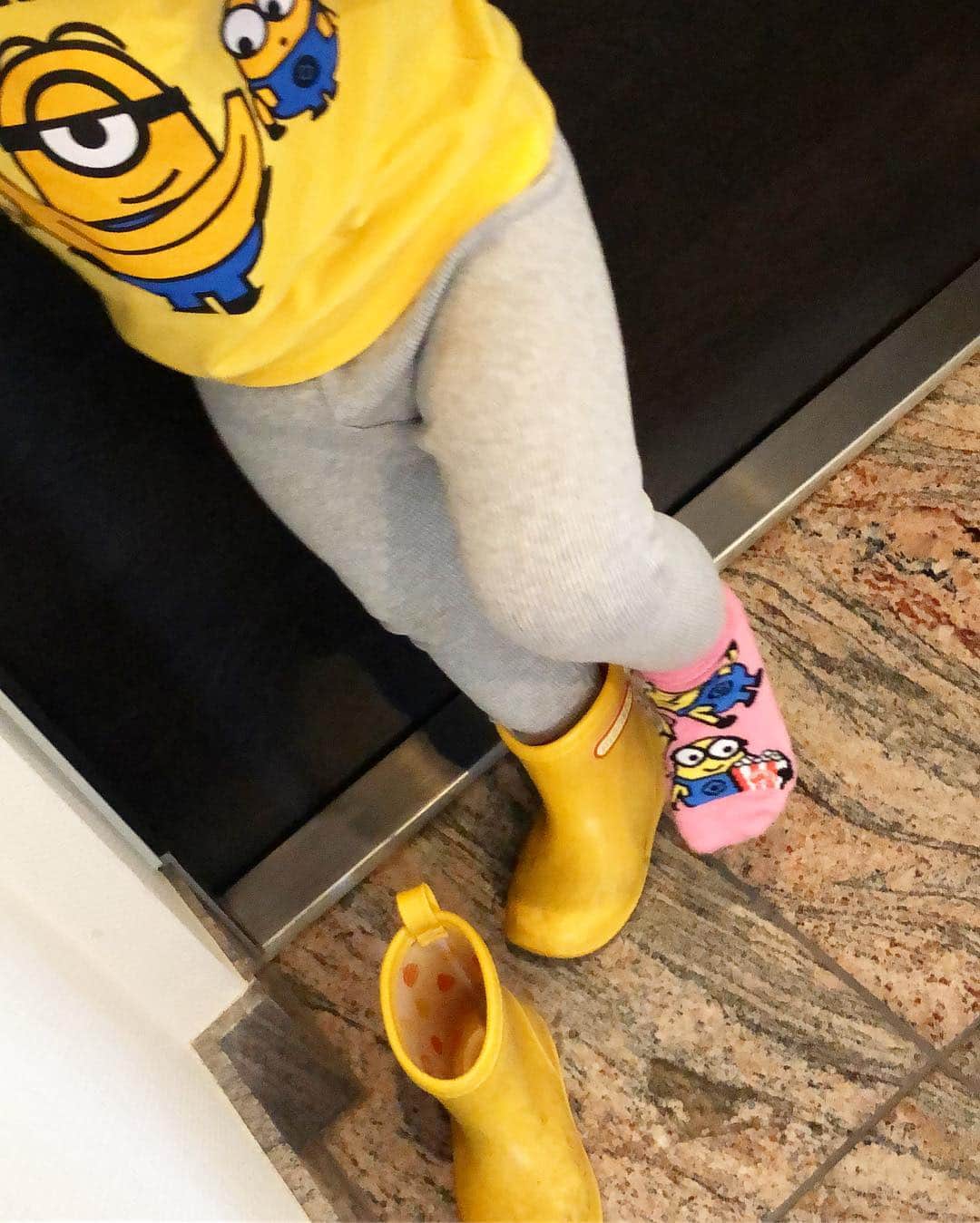 のインスタグラム：「最近好きなキャラクターの洋服しか着てくれないチビ（笑） 私が可愛いと思って買った服を見てもムシ（笑） 休日の朝、パパと2人でお出かけする時なんてもうヒドいコーディネートですよ（笑） 上はミニオン、下はミッキー、靴下もミニオンとか（笑） そしてバッグはアンパンマン（笑） おさるのジョージとピングーのお人形を持って。。（笑） 仕上げは長靴！w いつだって長靴なんです。 なんでそんなに気に入っているのか理解できませんが（笑） もう全て可愛いので良しとします（笑） #写真は保育園スタイル #長靴隠しても見つけてくる #靴下も洗濯機から探してくる #そして2回に1回は左右反対に長靴を履く  #2歳 #おてんば娘 #可愛すぎ」