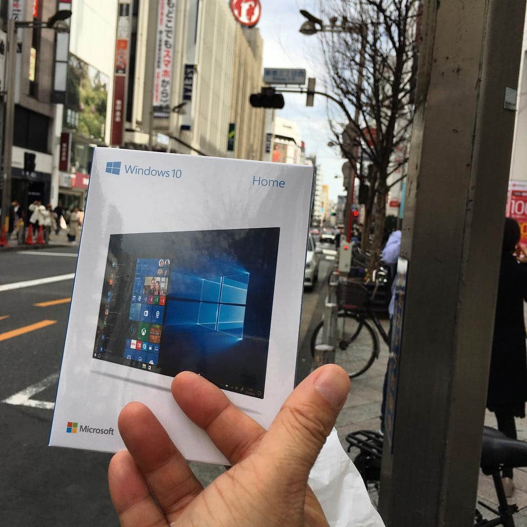 森田繁のインスタグラム：「｢スパイダーバース｣の前に、新PCにインストールするOSを買う。 ウインドウズの単品購入は何年、いや十何年ぶりだろうか。」