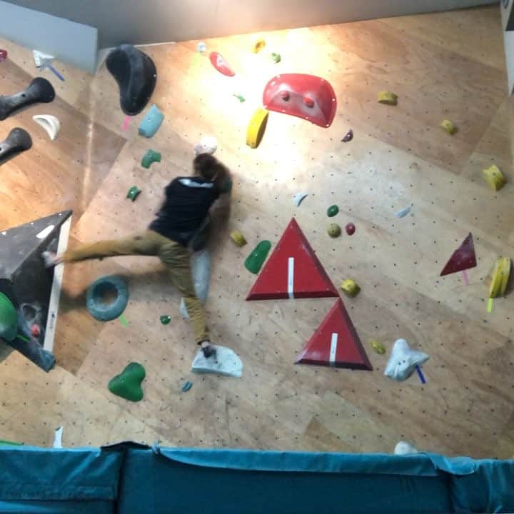 ホン・イン・リーのインスタグラム：「仿真 Pitch23 Boulder Problem  #freesolo #boulderproblems」