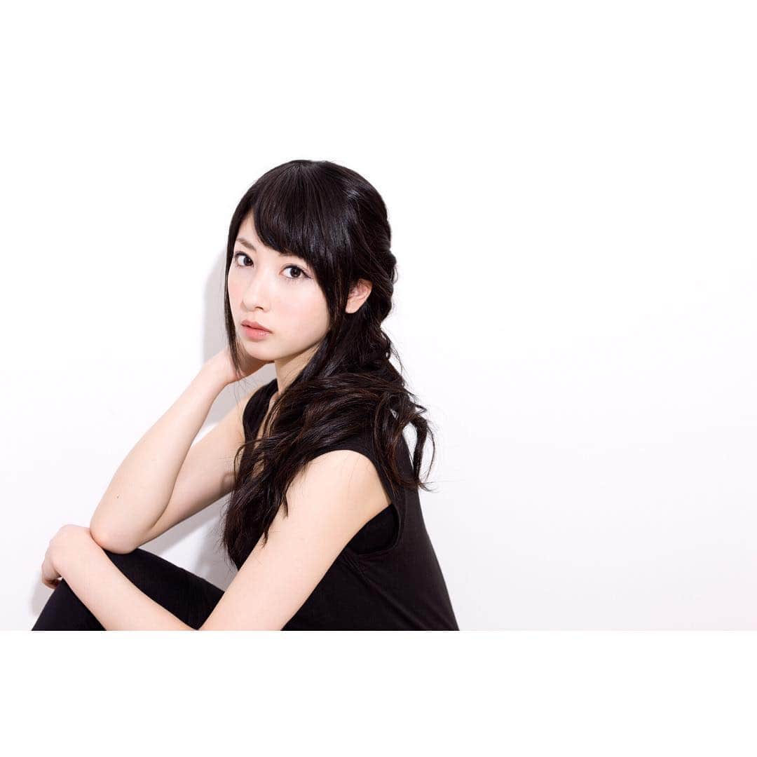 のインスタグラム：「long or short? I’m having difficulty trying to decide between them🤔 伸ばすか切るか迷う、そんな時期🤔 #7yearsago#lol#shooting#model #hairstyle#longhair#or#shortbob#bangs」