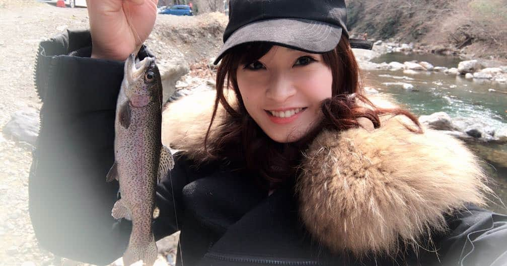 梅本静香さんのインスタグラム写真 - (梅本静香Instagram)「川釣りへ🎣﻿ エサ付けも私の担当～😆 みんなやっぱり虫とか苦手なのね。﻿ 手を洗うしなーって平気なタイプ。笑﻿ ﻿ 雨降ってきて早めの退散したから残念😫😫﻿ ニジマス初めて食べけど美味しかった😋﻿ ﻿ #釣り #釣りガール #川釣り #秩父 #fishing ﻿ ﻿」3月19日 13時24分 - shizuka0523xx