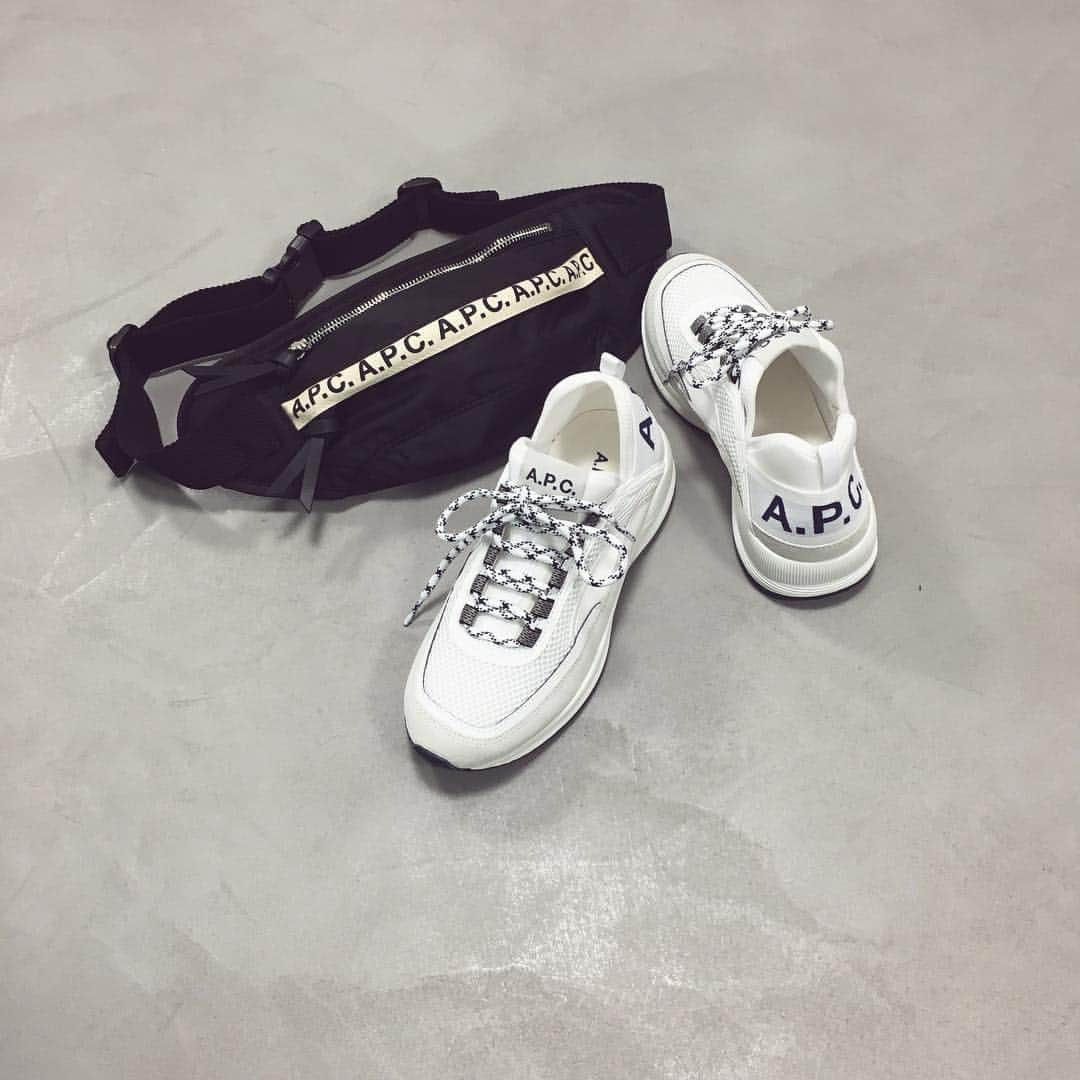 CONFIDENCE akinaのインスタグラム：「・ スニーカー届いた♡ bagはやっぱり欲しくて @store50910jp  COLLECT STOREでget♡ ・ ・ ・ #apc #shoes #bag #スニーカー #スニーカー女子 #スニーカーコーデ #スニーカー大好き #スニーカー好き #置き画くら部 #置き画 #置き画倶楽部 #ボディバッグ #大人コーデ #fashion #coordinate #ootd #大人カジュアルコーデ #大人カジュアル #今日のコーデ #今日の服 #きょコ #お洒落さんと繋がりたい#おしゃれさんと繋がりたい#低身長コーデ #カジュアルコーデ #ラフコーデ #大人コーデ #モノトーン #モノトーンコーデ #シンプルコーデ」