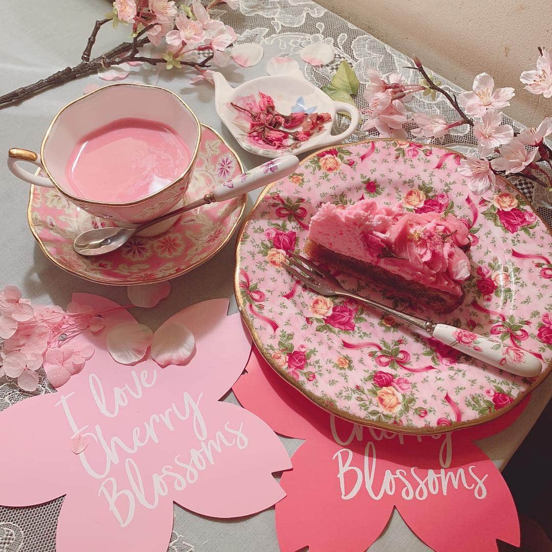 青木美沙子さんのインスタグラム写真 - (青木美沙子Instagram)「明日3月20日からスタートする アコリットさん×青木美沙子コラボケーキセットの #美❤︎桜ケーキセット 4月21日までの期間限定になります🌸🌸桜の開花ももうすぐ🌸 是非美沙子の桜のモンブランを食べに来てね🌸 3月21日17時から20時まで美沙子来店イベントもあります💓 #美❤︎桜ケーキセットを注文して下さった方と写真も撮ります 美沙子プロデュース桜テーブルは予約も受付中🌸 #美❤︎桜ケーキセット のハッシュタグをつけてアップして頂けたら、いいねしに行きます🌸  #アコリット #美❤︎桜ケーキセット #青木美沙子 #コラボスイーツ #目白カフェ #桜スイーツ」3月19日 13時43分 - misakoaoki