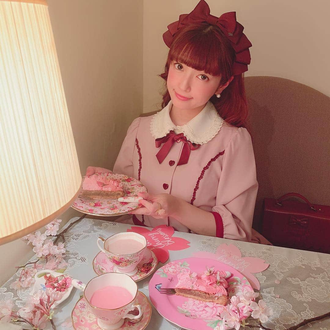 青木美沙子さんのインスタグラム写真 - (青木美沙子Instagram)「明日3月20日からスタートする アコリットさん×青木美沙子コラボケーキセットの #美❤︎桜ケーキセット 4月21日までの期間限定になります🌸🌸桜の開花ももうすぐ🌸 是非美沙子の桜のモンブランを食べに来てね🌸 3月21日17時から20時まで美沙子来店イベントもあります💓 #美❤︎桜ケーキセットを注文して下さった方と写真も撮ります 美沙子プロデュース桜テーブルは予約も受付中🌸 #美❤︎桜ケーキセット のハッシュタグをつけてアップして頂けたら、いいねしに行きます🌸  #アコリット #美❤︎桜ケーキセット #青木美沙子 #コラボスイーツ #目白カフェ #桜スイーツ」3月19日 13時43分 - misakoaoki