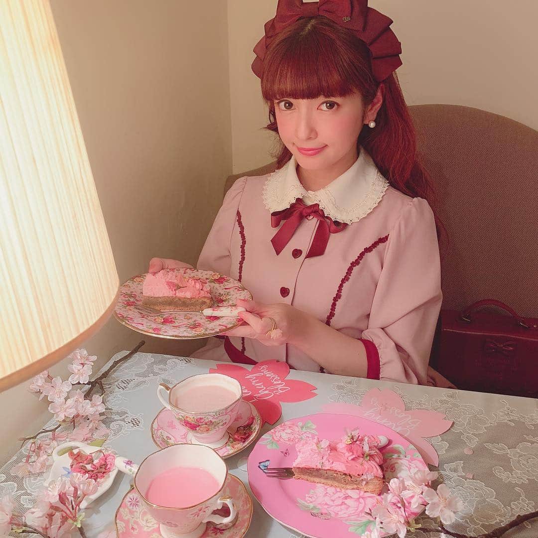 青木美沙子さんのインスタグラム写真 - (青木美沙子Instagram)「明日3月20日からスタートする アコリットさん×青木美沙子コラボケーキセットの #美❤︎桜ケーキセット 4月21日までの期間限定になります🌸🌸桜の開花ももうすぐ🌸 是非美沙子の桜のモンブランを食べに来てね🌸 3月21日17時から20時まで美沙子来店イベントもあります💓 #美❤︎桜ケーキセットを注文して下さった方と写真も撮ります 美沙子プロデュース桜テーブルは予約も受付中🌸 #美❤︎桜ケーキセット のハッシュタグをつけてアップして頂けたら、いいねしに行きます🌸  #アコリット #美❤︎桜ケーキセット #青木美沙子 #コラボスイーツ #目白カフェ #桜スイーツ」3月19日 13時43分 - misakoaoki
