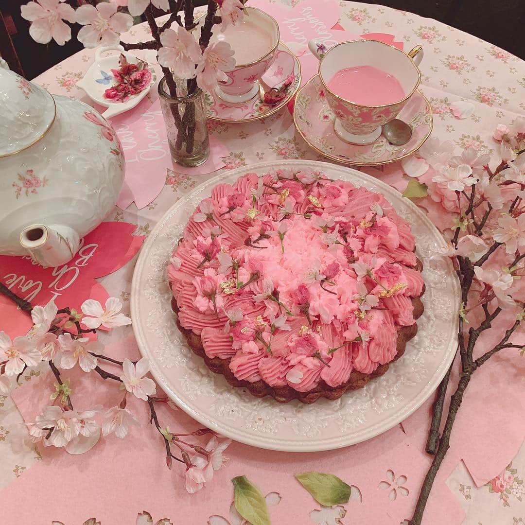 青木美沙子さんのインスタグラム写真 - (青木美沙子Instagram)「明日3月20日からスタートする アコリットさん×青木美沙子コラボケーキセットの #美❤︎桜ケーキセット 4月21日までの期間限定になります🌸🌸桜の開花ももうすぐ🌸 是非美沙子の桜のモンブランを食べに来てね🌸 3月21日17時から20時まで美沙子来店イベントもあります💓 #美❤︎桜ケーキセットを注文して下さった方と写真も撮ります 美沙子プロデュース桜テーブルは予約も受付中🌸 #美❤︎桜ケーキセット のハッシュタグをつけてアップして頂けたら、いいねしに行きます🌸  #アコリット #美❤︎桜ケーキセット #青木美沙子 #コラボスイーツ #目白カフェ #桜スイーツ」3月19日 13時43分 - misakoaoki
