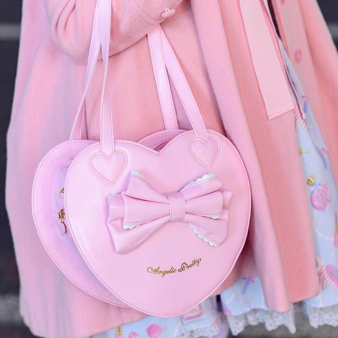 Harajuku Japanさんのインスタグラム写真 - (Harajuku JapanInstagram)「19-year-old Japanese student YuzuRemon (@yuzu_96_) on the street in Harajuku wearing a kawaii style with an Angelic Pretty coat and dress, star socks, Yumetenbou shoes, and Angelic Pretty bow handbag.」3月19日 13時46分 - tokyofashion