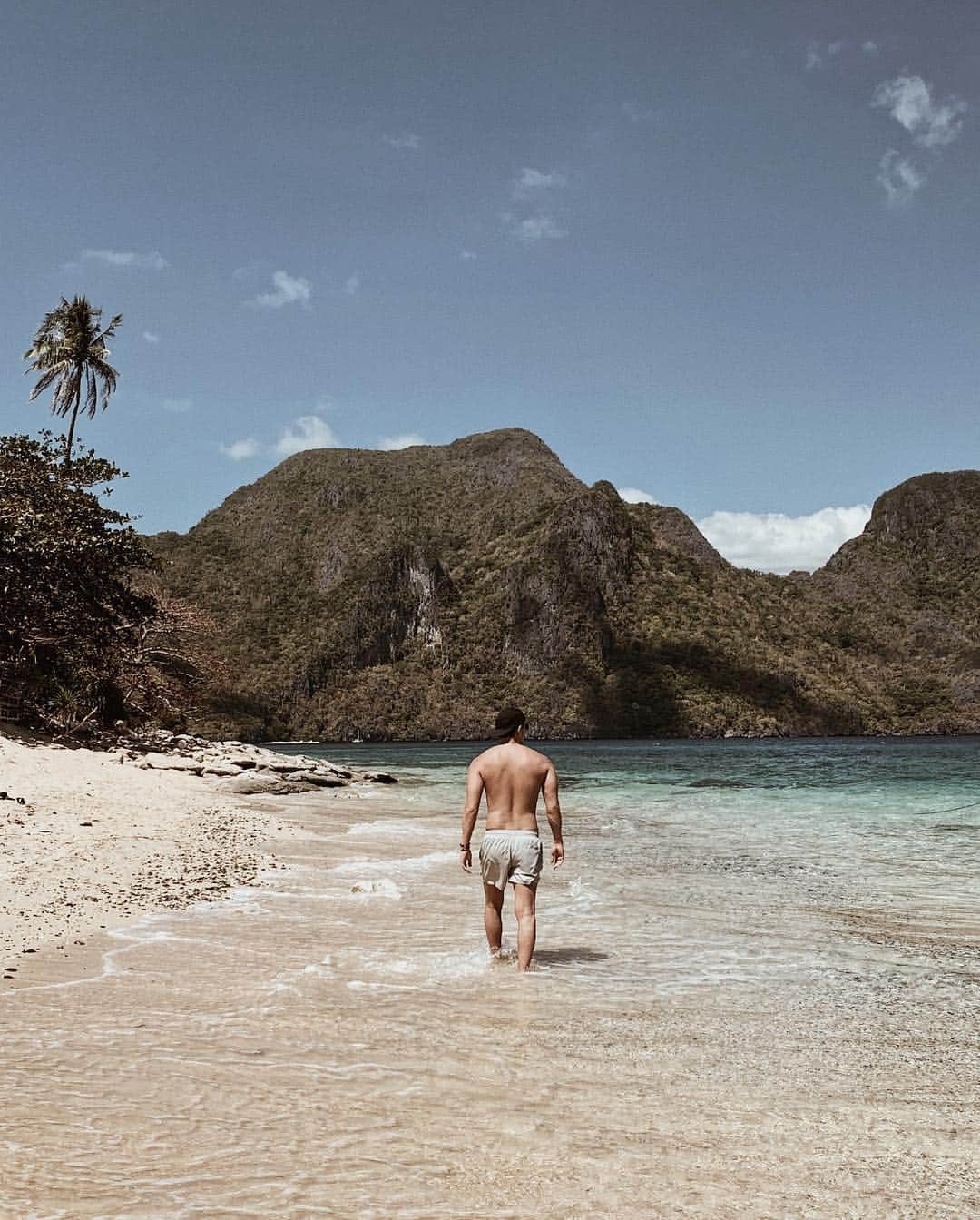 のインスタグラム：「パラワン諸島のエルニドには小さな島が沢山あって、アイランドホッピングをするとそれぞれ海の色や砂の質や空気感が違って個性がある。  島も生きてるんだなぁと感じる。  宇宙にある地球…  地球にある島…  島に住む動植物…  人間だけが特別だと思っていたのは何故だろうか…？ #elnido #palawan #philippines #planet  #earth #island」