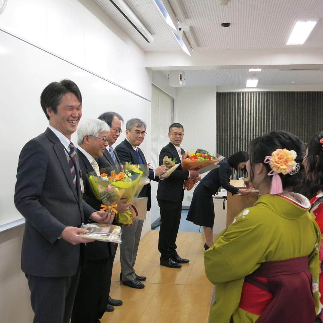 福岡女子短期大学さんのインスタグラム写真 - (福岡女子短期大学Instagram)「＠学位記授与式🌸 #福女短2019卒業 . 3／15(金)は学位記授与式（卒業式）でした。 卒業生、ご家族の皆さまおめでとうございます。 卒業式の写真をご紹介いたします。 . #福岡女子短期大学　#福女短 #卒業おめでとう #今までありがとう #出会いに感謝 #学位記授与式 #太宰府 #福岡 #卒業式 #福女短2019卒業 #福岡女子短期大学 #卒業証書 #福岡の女子短期大学　#2年間ありがとう　#袴　#卒業袴　#大学卒業　#卒業しました　#思い出沢山　#3月　#3月15日　 #成長が楽しみ #またいつか #この場所で #会おう #福岡女子短期大学文化教養学科 #写真好きな人と繋がりたい #写真撮るのが好きな人と繋がりたい #スナップ写真 #お洒落さんと繋がりたい #写真好きな人と繋がりたい #いいね返し . ======[ 資料請求 ]====== ． 福岡女子短期大学の資料請求（大学案内・入試要項など）を無料送付中です。お気軽に申し込みください。 . 子ども学科/健康栄養学科 音楽科/文化教養学科 ． 福岡女子短期大学 住所：福岡県太宰府市五条四丁目16番1号 tel：092-922-4034（代表） 092-922-1491（入試広報課） . ====== ====== ======」3月19日 13時42分 - fukuoka_wjc