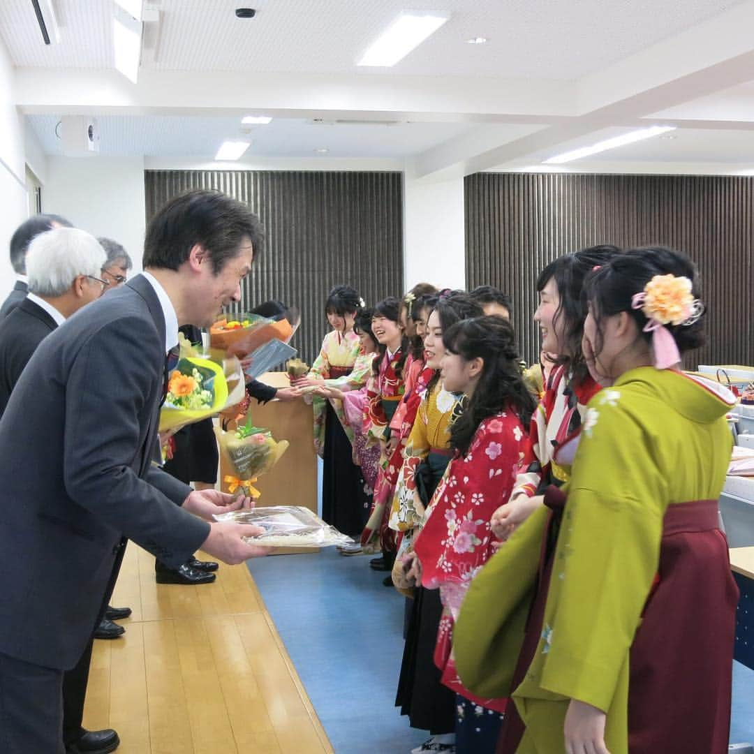 福岡女子短期大学さんのインスタグラム写真 - (福岡女子短期大学Instagram)「＠学位記授与式🌸 #福女短2019卒業 . 3／15(金)は学位記授与式（卒業式）でした。 卒業生、ご家族の皆さまおめでとうございます。 卒業式の写真をご紹介いたします。 . #福岡女子短期大学　#福女短 #卒業おめでとう #今までありがとう #出会いに感謝 #学位記授与式 #太宰府 #福岡 #卒業式 #福女短2019卒業 #福岡女子短期大学 #卒業証書 #福岡の女子短期大学　#2年間ありがとう　#袴　#卒業袴　#大学卒業　#卒業しました　#思い出沢山　#3月　#3月15日　 #成長が楽しみ #またいつか #この場所で #会おう #福岡女子短期大学文化教養学科 #写真好きな人と繋がりたい #写真撮るのが好きな人と繋がりたい #スナップ写真 #お洒落さんと繋がりたい #写真好きな人と繋がりたい #いいね返し . ======[ 資料請求 ]====== ． 福岡女子短期大学の資料請求（大学案内・入試要項など）を無料送付中です。お気軽に申し込みください。 . 子ども学科/健康栄養学科 音楽科/文化教養学科 ． 福岡女子短期大学 住所：福岡県太宰府市五条四丁目16番1号 tel：092-922-4034（代表） 092-922-1491（入試広報課） . ====== ====== ======」3月19日 13時42分 - fukuoka_wjc