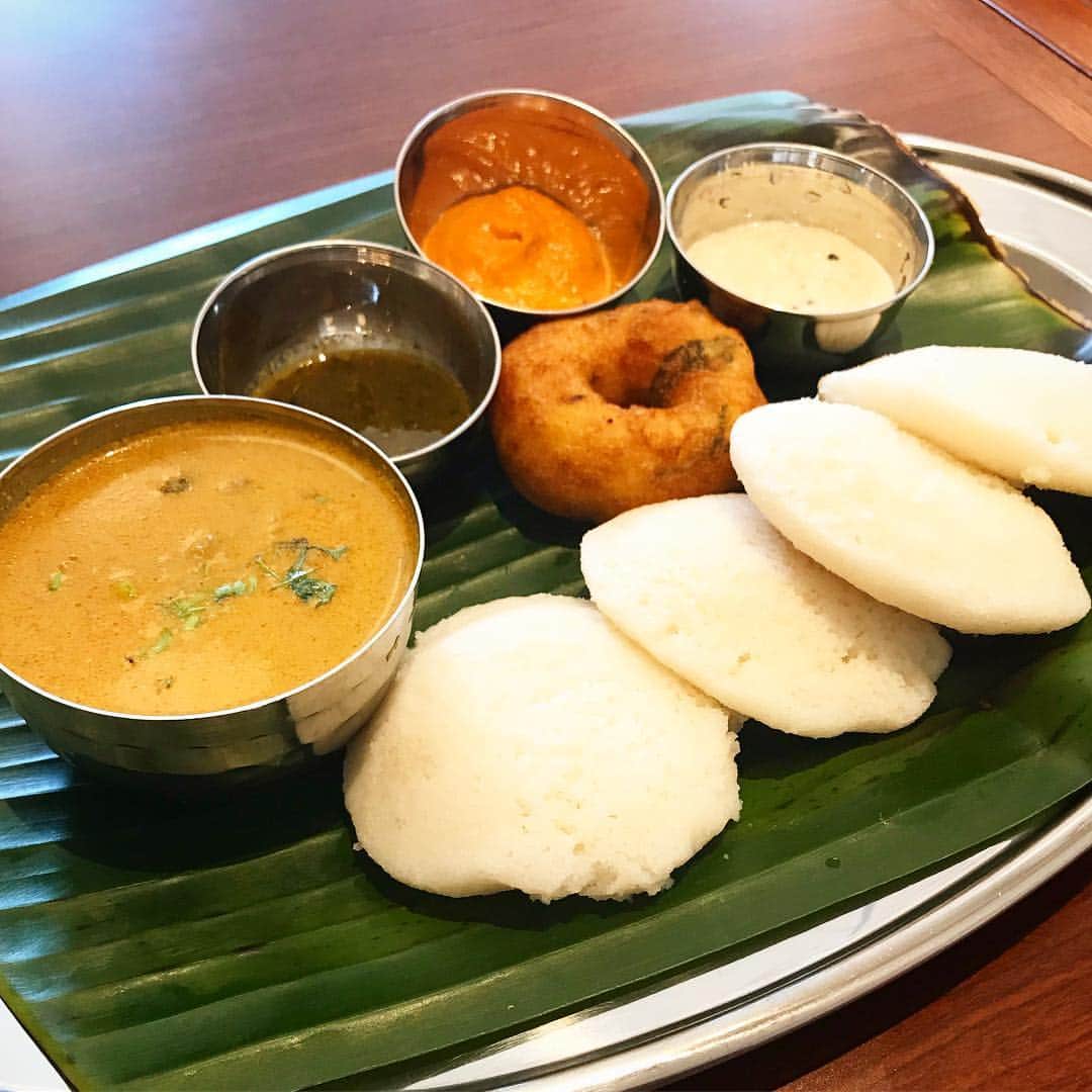 畑中葉子さんのインスタグラム写真 - (畑中葉子Instagram)「イドゥリセット😋💕💕 南印度料理 タミルナドゥ  初・イドゥリ✨ バンゲラズキッチンで食べたニールドーサのような感じ。 ノンベジミールスがなかったので尋ねたら、サンバルをチキンカレーにできますとのこと。 ミールスを食べたかったけど、写真を見たらかなりの量なので躊躇してしまった。 次回はミールスにトライ❣️ #タミルナドゥ #イドゥリセット #南インドカレー #インドカレー #スパイスカレー #カレー #美しい美味しい #lunch #yhcurry」3月19日 13時54分 - hatanaka_yoko