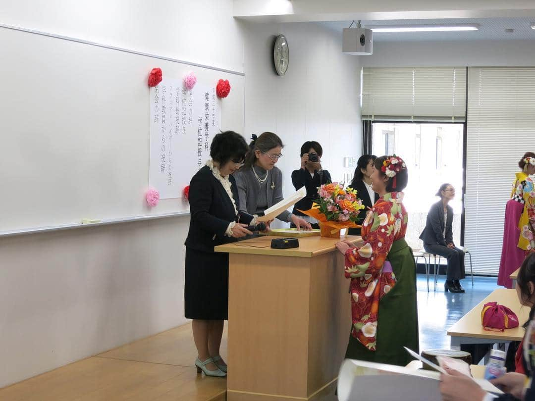 福岡女子短期大学さんのインスタグラム写真 - (福岡女子短期大学Instagram)「＠学位記授与式🌸 #福女短2019卒業 . 3／15(金)は学位記授与式（卒業式）でした。 卒業生、ご家族の皆さまおめでとうございます。 卒業式の写真をご紹介いたします。 . #福岡女子短期大学　#福女短 #卒業おめでとう #今までありがとう #出会いに感謝 #学位記授与式 #太宰府 #福岡 #卒業式 #福女短2019卒業 #福岡女子短期大学 #卒業証書 #福岡の女子短期大学　#2年間ありがとう　#袴　#卒業袴　#大学卒業　#卒業しました　#思い出沢山　#3月　#3月15日 #成長が楽しみ #またいつか #この場所で #会おう #写真好きな人と繋がりたい #写真撮るのが好きな人と繋がりたい #スナップ写真 #お洒落さんと繋がりたい #写真好きな人と繋がりたい #いいね返し #福岡女子短期大学健康栄養学科 . ======[ 資料請求 ]====== ． 福岡女子短期大学の資料請求（大学案内・入試要項など）を無料送付中です。お気軽に申し込みください。 . 子ども学科/健康栄養学科 音楽科/文化教養学科 ． 福岡女子短期大学 住所：福岡県太宰府市五条四丁目16番1号 tel：092-922-4034（代表） 092-922-1491（入試広報課） . ====== ====== ======」3月19日 13時47分 - fukuoka_wjc