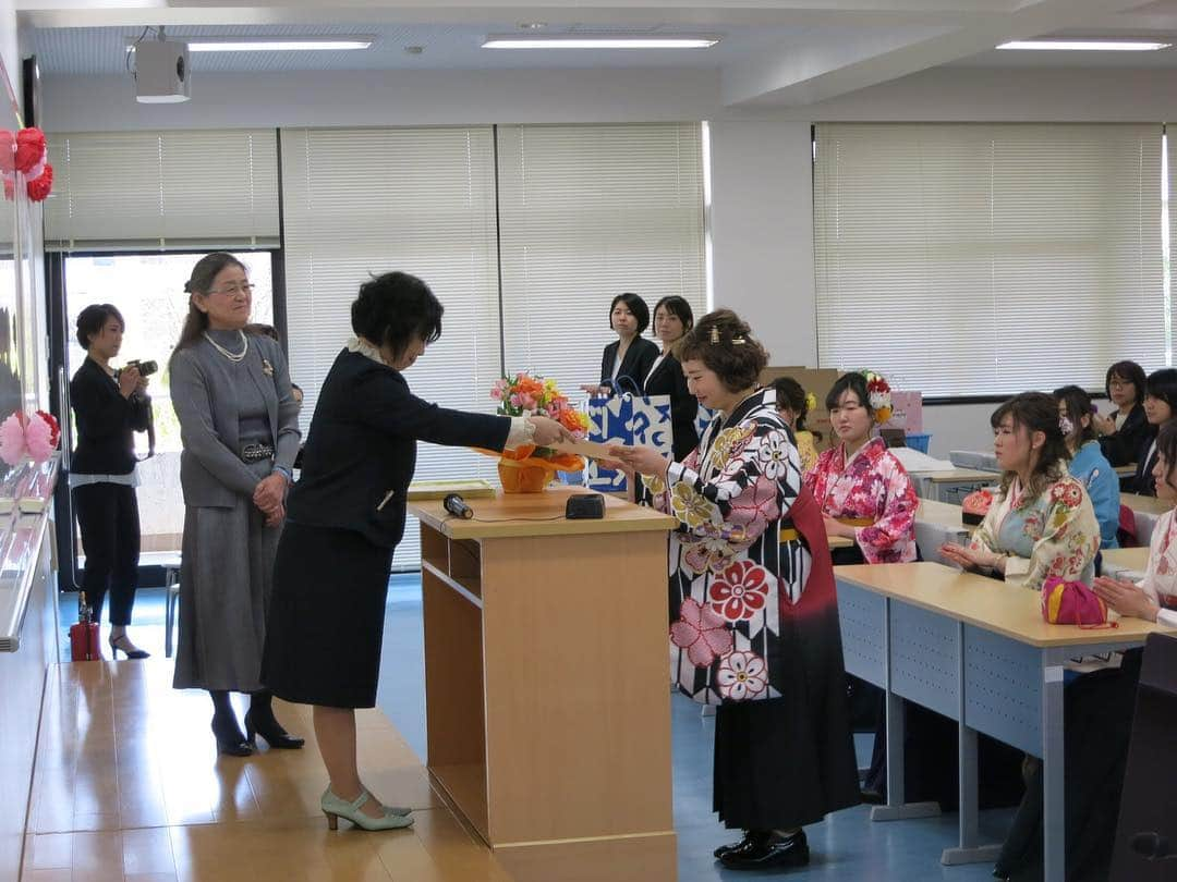 福岡女子短期大学さんのインスタグラム写真 - (福岡女子短期大学Instagram)「＠学位記授与式🌸 #福女短2019卒業 . 3／15(金)は学位記授与式（卒業式）でした。 卒業生、ご家族の皆さまおめでとうございます。 卒業式の写真をご紹介いたします。 . #福岡女子短期大学　#福女短 #卒業おめでとう #今までありがとう #出会いに感謝 #学位記授与式 #太宰府 #福岡 #卒業式 #福女短2019卒業 #福岡女子短期大学 #卒業証書 #福岡の女子短期大学　#2年間ありがとう　#袴　#卒業袴　#大学卒業　#卒業しました　#思い出沢山　#3月　#3月15日 #成長が楽しみ #またいつか #この場所で #会おう #写真好きな人と繋がりたい #写真撮るのが好きな人と繋がりたい #スナップ写真 #お洒落さんと繋がりたい #写真好きな人と繋がりたい #いいね返し #福岡女子短期大学健康栄養学科 . ======[ 資料請求 ]====== ． 福岡女子短期大学の資料請求（大学案内・入試要項など）を無料送付中です。お気軽に申し込みください。 . 子ども学科/健康栄養学科 音楽科/文化教養学科 ． 福岡女子短期大学 住所：福岡県太宰府市五条四丁目16番1号 tel：092-922-4034（代表） 092-922-1491（入試広報課） . ====== ====== ======」3月19日 13時47分 - fukuoka_wjc