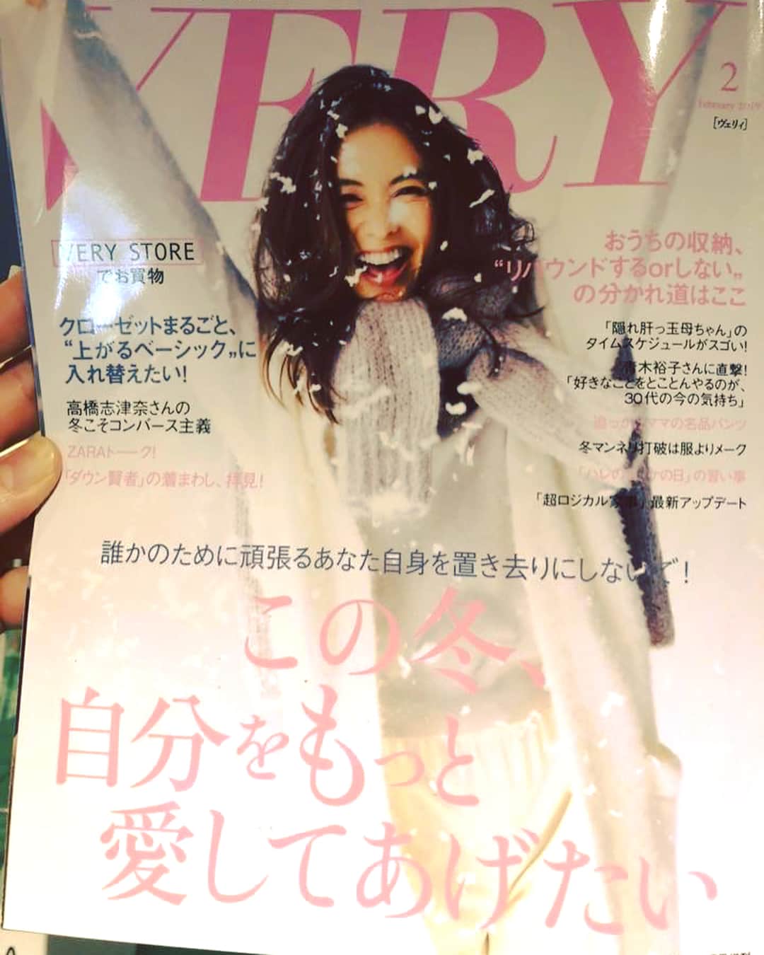 のインスタグラム：「. .【健康志向になってきた♪】 座談会でお世話になった会社も参加されていました♡ . 今回1番嬉しかったのは、オーガニックのbaby用の日焼け止め❗️(浜崎あゆみさんも使っているそう。)外に出るのも怖くなくなりますね💕思いっきり遊んでいらっしゃ〜いと送り出せそうです✨ . オーガニックの離乳食など興味あるものを色々見させてもらいました😊子供の身体のことを考えたりしている最近、ほんと最近健康志向ですw . 詳しくは上記URLからどうぞ💁‍♀️ . @vio_organic #VERY #雑誌  #naonatural  #vioマルシェ #ヴィオ #オーガニック #無添加 #無香料 #フリーアナウンサー金谷有希子  #フリーアナウンサー」