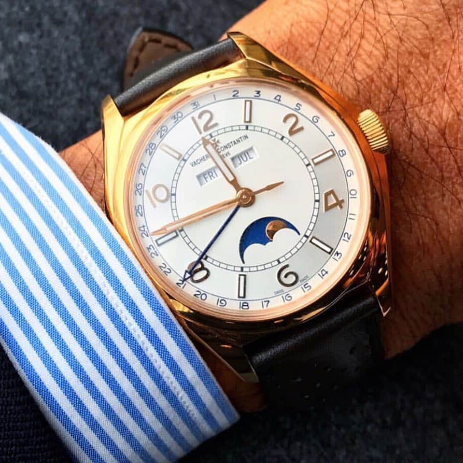 干場義雅さんのインスタグラム写真 - (干場義雅Instagram)「【僕の宝物】それは一番お気に入りの「VACHERON CONSTANTIN（ヴァシュロン・コンスタンタン）」の腕時計です。名前はフィフティシックスと言います。ヴァシュロン・コンスタンタンは、1755年に創業し、260年にわたり一度も時計作りを中断したことがない時計製造の分野で世界最古のブランドです。 ＝＝＝＝＝＝＝＝＝＝＝＝＝＝＝＝＝＝＝＝＝＝＝＝＝ 特徴は、世界で一番の複雑機構を作れる高度な技術があること。ケースはもちろん、内側にある複雑な機構や、何百もの部品も、すべて職人たちが一点一点美しく磨き作っているのが特徴です。言ってみれば人間の心臓を職人が作り出し、それを１点１点綺麗に磨いて組み上げられているようなもの。だから、日本にも限られた本数しか入らず、入荷までの時間もかかります。この腕時計を作れる職人さんの数も少ないし、作れる職人さんを育て上げるのにも時間がかかります。ヴァシュロン・コンスタンタンの腕時計をしている人をなかなか見かけない理由も、生産数と希少性が関係しています。欲しくても簡単に手に入れらない、とても貴重な腕時計なのです。 ＝＝＝＝＝＝＝＝＝＝＝＝＝＝＝＝＝＝＝＝＝＝＝＝＝ まさに芸術で、完璧な腕時計を作っているのに自分たちが世界一だと宣伝したり、言わない控え目な美学やエレガンスがあるのも好きな部分のひとつ。実にさり気ないんですね。古くはエリザベス女王が王妃の時代に、ジュネーブ政府から贈呈されたのもヴァシュロン・コンスタンタンでした。その腕時計はダイアナ妃にも受け継がれたのも、知る人ぞ知る事実。スイスのジュネーブにある本社には、ヘリテージ・デパートメントがあり、260年前に作られた時計のデータやブランド歴史がすべて保存されているので、例え時計が壊れてもすべて修理が可能なのも見逃せないポイントです。 ＝＝＝＝＝＝＝＝＝＝＝＝＝＝＝＝＝＝＝＝＝＝＝＝＝ そんなヴァシュロン・コンスタンタンには、名作がいろいろあるのですが、去年登場し、スーツが基本の干場スタイルの最後の仕上げの一本として手に入れたのが、この「フィフティーシックス」です。1956年に誕生した自動巻き腕時計からインスピレーションされたものです。マルタ十字から着想を得たラグ、ボックス型風防、分割表示タイプの文字盤、ケースの窪みにリュウズを収納する独特のスタイルなどのデザイン面もさることながら、ジュネーブシールという保証がつくムーブメントまで、徹底的に美しく作られています。写真のものは、高精度ムーンフェイズのコンプリートカレンダータイプ。普通のムーンフェイズは、59個の歯車で3年で1日の誤差が生じてしまうのに、この高精度ムーンフェイズは132個の歯車で、な、なんと122年に1日の誤差という驚異的な精度を誇っているのです。素材は18金ピンクゴールド。ケース径は40mm。厚さは11.6mm。自動巻きのキャリバー2460で3気圧防水（30m）。パワーリザーブは40時間。 ＝＝＝＝＝＝＝＝＝＝＝＝＝＝＝＝＝＝＝＝＝＝＝＝＝ かなり高額ですが、職人たちの高度な技術、芸術性と希少性、時代を越えるタイムレスな美しさ、そして今後何十年先に壊れても、絶対に直せるという技術力……。そして今までの歴史、人間を一から作りあげているようなもんだと考えれば、この腕時計の価値がわかっていただけるはず。見た目はクラシックな顔をしてるけど、最先端の技術を内蔵したフィフティーシックス。本質は残しつつ、進化はさせる。スタイルは変えないけど、時代によってアップデートしていく、まさに現代的な紳士のための腕時計なのです。 ■■■■■■■■■■■■■■■■■■■■■■■■■■■ #SIHH2019 #干場義雅 #yoshimasa_hoshiba  @yoshimasa_hoshiba #milano  #milanocollection2019  #pitti #pittiuomo  #pitti2019 #時計 #腕時計 #機械式腕時計  #機械式時計 #高級機械式腕時計  #vacheronconstantin  #ヴァシュロンコンスタンタン  @vacheronconstantin #フィフティーシックス #FIFTYSIX #ヴァシュロンコンスタンタン #FORZASTYLE @forzastylecom  #FORZASTYLE #fashion #coordinate #menswear #ootd #ootdshare #ootdfashion #instagoodl #mensstyle  #mensfashion」3月19日 14時03分 - yoshimasa_hoshiba