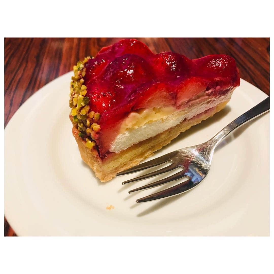 有明ゆなさんのインスタグラム写真 - (有明ゆなInstagram)「頭使ったら 甘いもの食べたくなっちゃった！笑笑 . . . . #cafe #café #カフェ #ケーキ #cake #デザート #desert #いちごタルト #タルト」3月19日 14時01分 - ariake_yuna