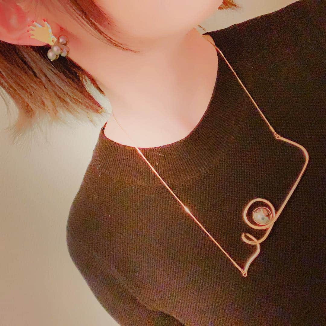 佐藤聡美さんのインスタグラム写真 - (佐藤聡美Instagram)「* * * 【テイルズオブアンバサダーチャンネル】に おじゃましてきました☺︎ ご覧下さった皆様、ありがとうございます。 * * 改めて、ベルセリアや マギルゥのお話をしたり スキットでは久々にマギルゥを演じましたし…！！ 手動でキャラの表情を変えるの 楽しかった…。笑 * * 皆様からのマギルゥ愛を感じたり 一緒に「マギンプイ💫」したり 本当に本当に幸せな時間を ありがとうございました。 * * * この日は、マギルゥイメージの ワンピースを着たのですが びっくりするくらいの マギルゥカラーで見つけた時に 運命を感じました…！笑 * ハートのブレスレットは 見つけた時に「マギルゥだ…！」と 思ったんです。 これは、ゲームプレイした人には伝わるはず…！！！ ハートがね、、、ハートが、、 心がね、、、！！！！！ * イヤリングも なんか摩訶不思議デザインが マギルゥ感ありますよね…✋💕 * * * 移動のお供はもちろん #FLOW さんの  #BURN 最高に格好良くて 初めてベルセリアのPVを見た時の 感動がよみがえりました…！ * * * 久しぶりに マギルゥのお話出来て とても嬉しかったです。 * また一緒に 「マギンプイ💫」できる日を 楽しみにしておるぞ〜！！！ * * * * #テイルズ #テイルズオブアンバサダーチャンネル  #テイルズオブべルセリア #マギルゥ  #マギンプイ #鈴木千尋 さん  #永井亮 さん #佐藤聡美」3月19日 14時02分 - sugar_me58