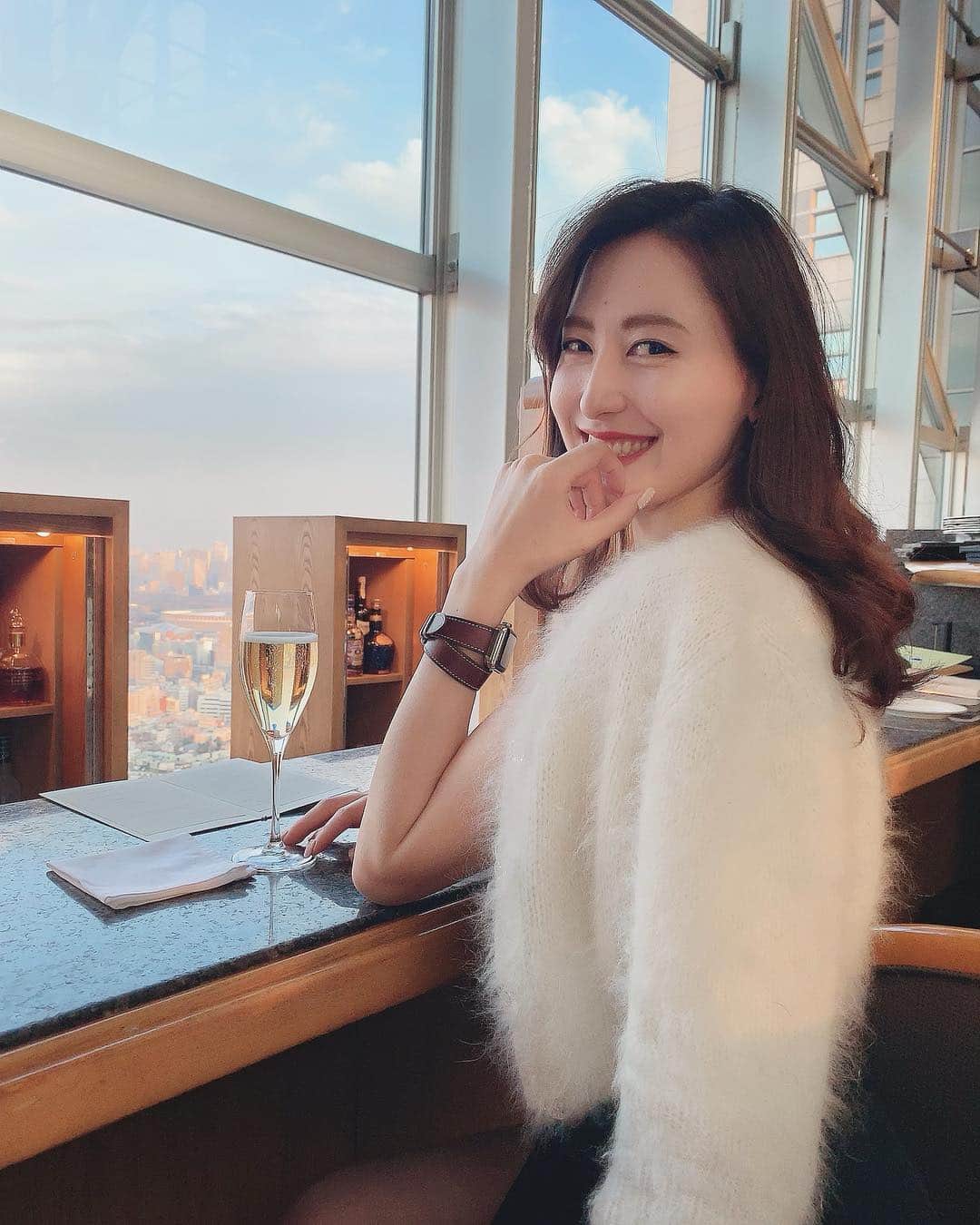 のインスタグラム：「Park Hyatteで夕日を見ながら24歳最後の彼女と乾杯🌆🥂 このあとはフレンチ食べて、いつものバーでお祝い🎂♡ 大好きな人が喜んでる姿を見ると、わたしも幸せ🥰素敵な一年にしようね💋」
