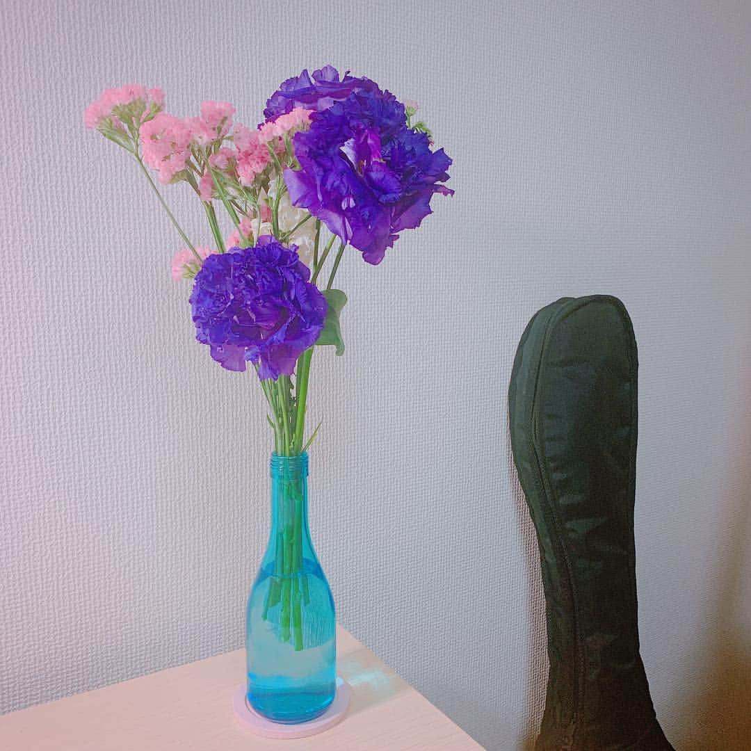 のインスタグラム：「. . 頂いたお花と💐 頂いた日本酒の瓶で🍶 好きなものが合わさるとこうなる♡! .  #もえみた花たち  #おちょっこトーク . . . 背後に覆面エレキ🎸❤️Love it☺︎ .  #flowers #お花 #purple #pink #日本酒 #sake #瓶 #bottle #blue #エレキギター #electricguitar #お家」