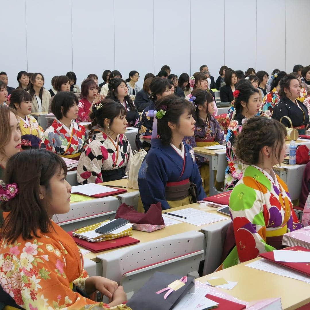 福岡女子短期大学さんのインスタグラム写真 - (福岡女子短期大学Instagram)「＠学位記授与式🌸 #福女短2019卒業 . 3／15(金)は学位記授与式（卒業式）でした。 卒業生、ご家族の皆さまおめでとうございます。 卒業式の写真をご紹介いたします。 . . #福岡女子短期大学　#福女短 #卒業おめでとう #今までありがとう #出会いに感謝 #またいつか #学位記授与式 #太宰府 #福岡 #卒業式 #福女短2019卒業 #福岡女子短期大学 #卒業証書　#2年間ありがとう　#写真　#袴　#卒業袴　#着物　#大学卒業　#卒業しました　#思い出沢山　#3月　#3月15日　 #成長が楽しみ #またいつか #この場所で #会おう #福岡女子短期大学子ども学科 #子ども学科 #保育士の卵 #クラス #幼稚園教諭の卵 . ======[ 資料請求 ]====== ． 福岡女子短期大学の資料請求（大学案内・入試要項など）を無料送付中です。お気軽に申し込みください。 . 子ども学科/健康栄養学科 音楽科/文化教養学科 ． 福岡女子短期大学 住所：福岡県太宰府市五条四丁目16番1号 tel：092-922-4034（代表） 092-922-1491（入試広報課） . ====== ====== ======」3月19日 14時10分 - fukuoka_wjc