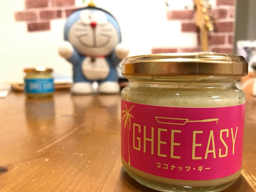 JIGEN のインスタグラム：「ココナッツ・ギーを買った。美味い。 ブラックコーヒーに入れてバターコーヒーを作る。美味い。 美味いよー！美味いよー！美味いよー！  そして、カカオ70％以上のチョコレートが良いらしいと聞いて、86％のチョコを買ってみる。が、これは美味しくないよー！と言うか、つまんないよー！面白くなーい！ チョコを食べている喜びが無い。72％も買ってみたけど、この辺がギリかなぁ…。 そう言えば、はちみつ100％のキャンディがお気に入りなのだけど、先日「はちみつ100％＋カカオ」というキャンディを買った。何これ美味い。でも、それ以来、全然この商品に出会わない。通販サイトにも無い。あろうことかメーカーサイトにも無い。  仕方ないので、86%カカオのチョコと、100％はちみつのキャンディを同時に食べる。これはこれで美味いけど、ちょっと微妙な気持ち…♪」