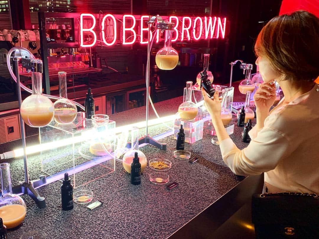 yuさんのインスタグラム写真 - (yuInstagram)「* * @bobbibrownjapan BOBBI BROWN インテンシブ スキン セラム ファンデーション4周年記念パーティーへ♥︎ まず圧巻のカラバリの多さ!! 全部で13食あるそうです！！ タッチアップしてもらって#sand をチョイスして頂きました😘 * "美容液ファンデ"と呼ばれるファンデで、クチコミがすごく良い✨ 明日から使うのが楽しみー!! * * #bobbibrown  #美容液ファンデ #ボビイブラウン #pr」3月19日 20時01分 - yu.rm