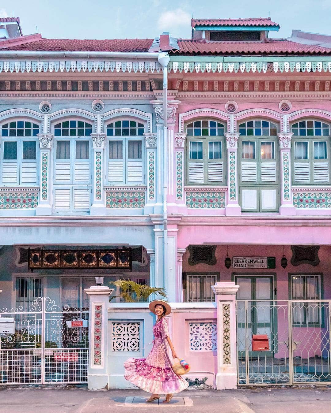 GENIC 公式インスタグラムさんのインスタグラム写真 - (GENIC 公式インスタグラムInstagram)「プラナカンの装飾が残されている、シンガポールの街「カトン」。 ピンクにイエロー、オレンジにブルー… 色とりどりの街並みにキュンが止まらない😍 . プラナカン雑貨のお店もあるので、 お土産を買うのにも最適💕 ________________________________ spot #Singapore Photo by @witandfolly ________________________________ @genic_japan 日本を旅したくなる写真、最新スポットなど更新中！ Share amazing photos of Japan to all over the world. ________________________________」3月19日 20時01分 - genic_mag