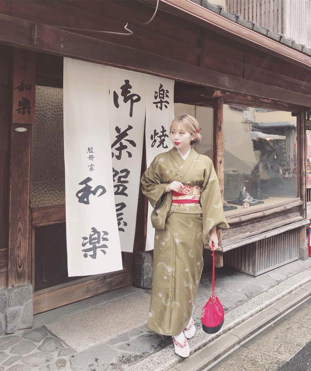 puinpiさんのインスタグラム写真 - (puinpiInstagram)「in Kyoto❤︎ ： 京都で着物を着てお出かけは、 何度したって楽しい♡ ： 今回着物レンタルしたんだけど、 レトロにしたかったので、渋めの緑の着物を選びました♡ ： ヘアセットもレトロにして頂いたの☺︎❤︎ ： のんびりお散歩して、 まゆちゃんとおいしいお豆腐食べて、大満足でした♡ ： ： #京都#京都観光#Kyoto#着物#和装#清水寺#京都着物レンタル#着物レンタル#梨花和服#ヘアアレンジ#かんざし#赤リップ#帯」3月19日 19時59分 - puinpi