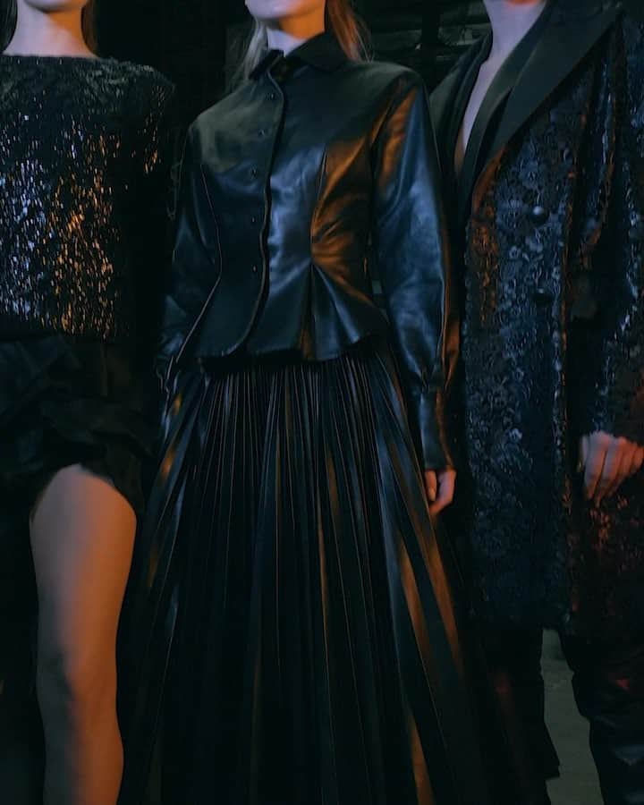のインスタグラム：「Who said black is plain? #ScervinoSS19 . . #ErmannoScervino #totalblack #leather #macrame #organza #knitwear #madeinitaly #handmade  #couture #ss19 #springsummer #handcrafted #runwaylook」