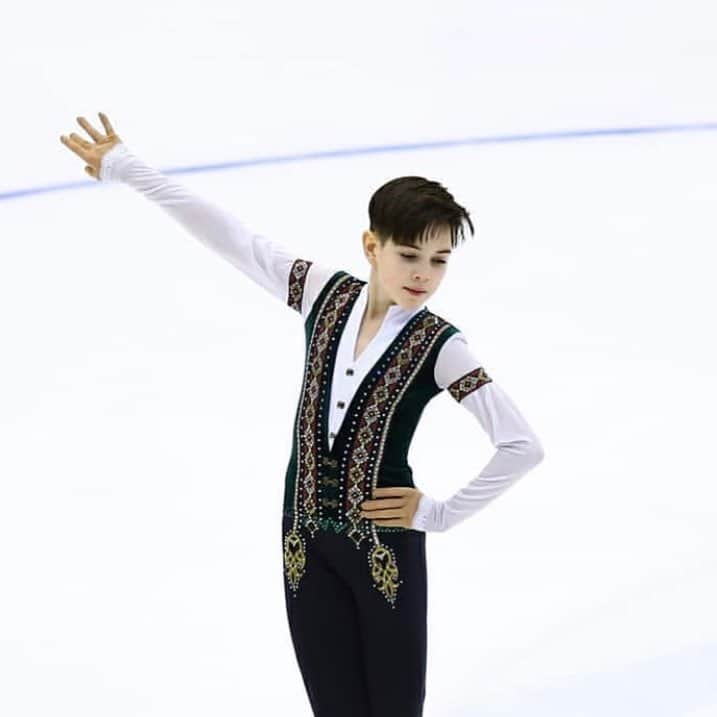 ニコライ・モロシュキンのインスタグラム：「Красавчик #НиколайУгожаев #stsq4 #дальшебольше #фигурноекатание #figureskating #dainekoteam #колянаучит」