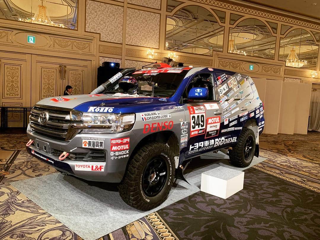 のインスタグラム：「昨日はダカール・ラリー2019のTLC報告会で司会を務めさせていただきました。  東急の披露宴の場にランクルが…。 かっ、かっこよすぎる…🚙 番組にもご出演いただいた @akira__miura 三浦ドライバー、そしてトヨタオートボデー,TLCファンの皆様本当におめでとうございました！  次は前人未到の7連覇。  偉業に挑み続ける人達の背中は決まってカッコイイ。自分もそんな人間でありたい。  沢山の感動をありがとうございました！  #tlc #ダカールラリー #トヨタオートボデー」