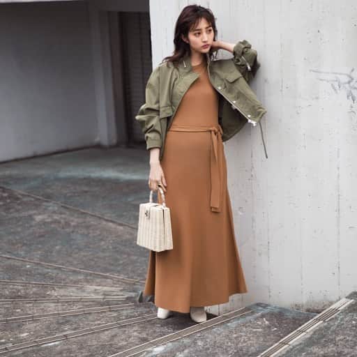 cancam_fashionのインスタグラム：「3月19日、今日の東京は曇りのち晴れ。最高気温18度、最低気温6度の予報です（気象庁調べ）。 気温が上がりそうな今日のコーデは、スーパーマキシ丈のニットワンピを洗練モードに。コンパクトなミリタリージャケットをはおることで、バランスも奥行きもぐっとおしゃれに仕上がります♡ ・ コーデの詳細はプロフィールのURLからcheck✔️ . #cancam #cancamfashion #堀田茜 #今日のコーデ  #ワンピース #ootd #ootdfashion」