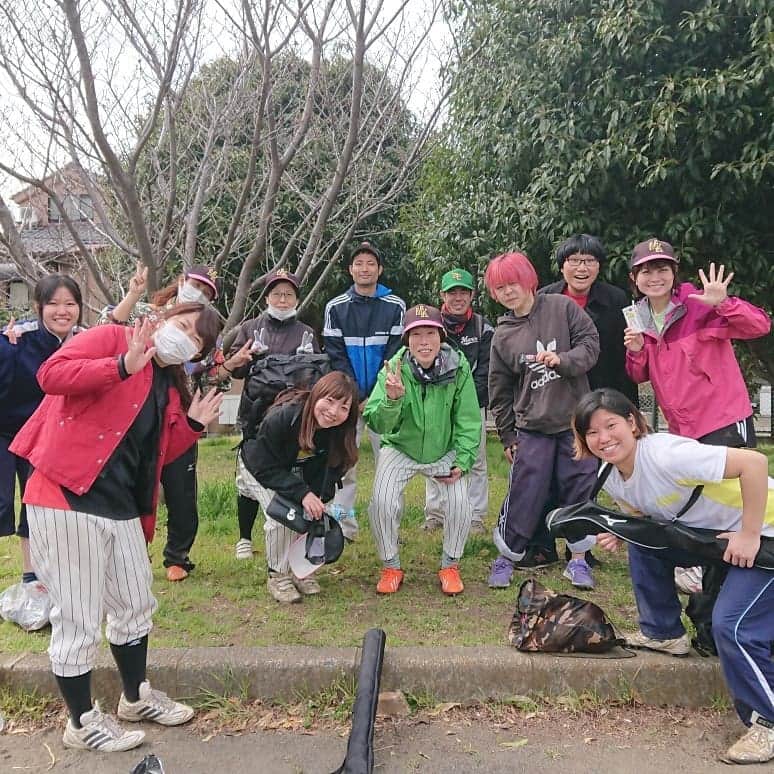 のインスタグラム：「ミラクルキッシーズ練習でした🐱🌷 久々の練習！  やっぱりみんなで野球するのはチョモランマ級に楽しかったです🍀  竹岡監督がおにぎり差し入れ下さいました〜🌼ハピピーン！⚾🍀 もうすぐ大会が始まるので頑張りマウンド〜⚾🌷 #ミラクルキッシーズ  #野球  #女芸人野球  #baseball #baseballteam  #sports #スポーツ」