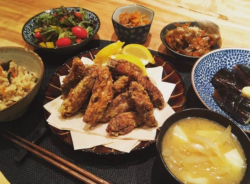 ダレノガレ明美さんのインスタグラム写真 - (ダレノガレ明美Instagram)「私が作っていた料理です🍚 参考になれば…☺️ 最近なかなか作れてなかったのでまた復活しようかと思います🤗 ナスが大好きだからナスの料理が多いかも😂 いつも作る前にメモにメイン料理を考えて描いてから周りの小皿の料理をバランスよく考えて作ってます！ 普通の砂糖の代わりにきび砂糖にして、普通の砂糖よりコクがあるので入れる量を少なくしたり、オリゴ糖にしたりしてます！ 生野菜が嫌いな子供が遊びに来た際はハンバーグやつくねの中に細かく細かく刻んだ野菜を沢山いれてバレないようにしたりしてます！ 最後のおにぎりはひじきを作ったときに余ったので 次の日ご飯と混ぜてひじきおにぎりにして現場へ持っていきました！」3月19日 14時59分 - darenogare.akemi