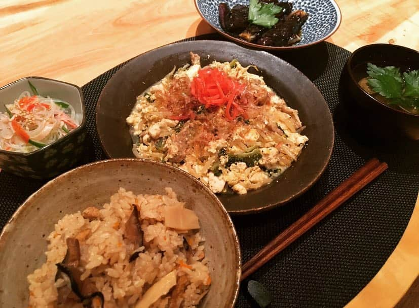 ダレノガレ明美さんのインスタグラム写真 - (ダレノガレ明美Instagram)「私が作っていた料理です🍚 参考になれば…☺️ 最近なかなか作れてなかったのでまた復活しようかと思います🤗 ナスが大好きだからナスの料理が多いかも😂 いつも作る前にメモにメイン料理を考えて描いてから周りの小皿の料理をバランスよく考えて作ってます！ 普通の砂糖の代わりにきび砂糖にして、普通の砂糖よりコクがあるので入れる量を少なくしたり、オリゴ糖にしたりしてます！ 生野菜が嫌いな子供が遊びに来た際はハンバーグやつくねの中に細かく細かく刻んだ野菜を沢山いれてバレないようにしたりしてます！ 最後のおにぎりはひじきを作ったときに余ったので 次の日ご飯と混ぜてひじきおにぎりにして現場へ持っていきました！」3月19日 14時59分 - darenogare.akemi