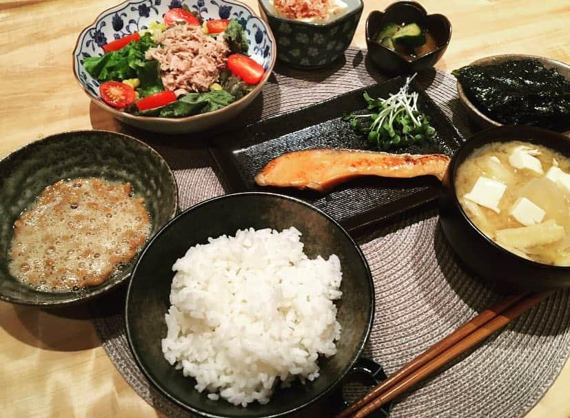 ダレノガレ明美さんのインスタグラム写真 - (ダレノガレ明美Instagram)「私が作っていた料理です🍚 参考になれば…☺️ 最近なかなか作れてなかったのでまた復活しようかと思います🤗 ナスが大好きだからナスの料理が多いかも😂 いつも作る前にメモにメイン料理を考えて描いてから周りの小皿の料理をバランスよく考えて作ってます！ 普通の砂糖の代わりにきび砂糖にして、普通の砂糖よりコクがあるので入れる量を少なくしたり、オリゴ糖にしたりしてます！ 生野菜が嫌いな子供が遊びに来た際はハンバーグやつくねの中に細かく細かく刻んだ野菜を沢山いれてバレないようにしたりしてます！ 最後のおにぎりはひじきを作ったときに余ったので 次の日ご飯と混ぜてひじきおにぎりにして現場へ持っていきました！」3月19日 14時59分 - darenogare.akemi