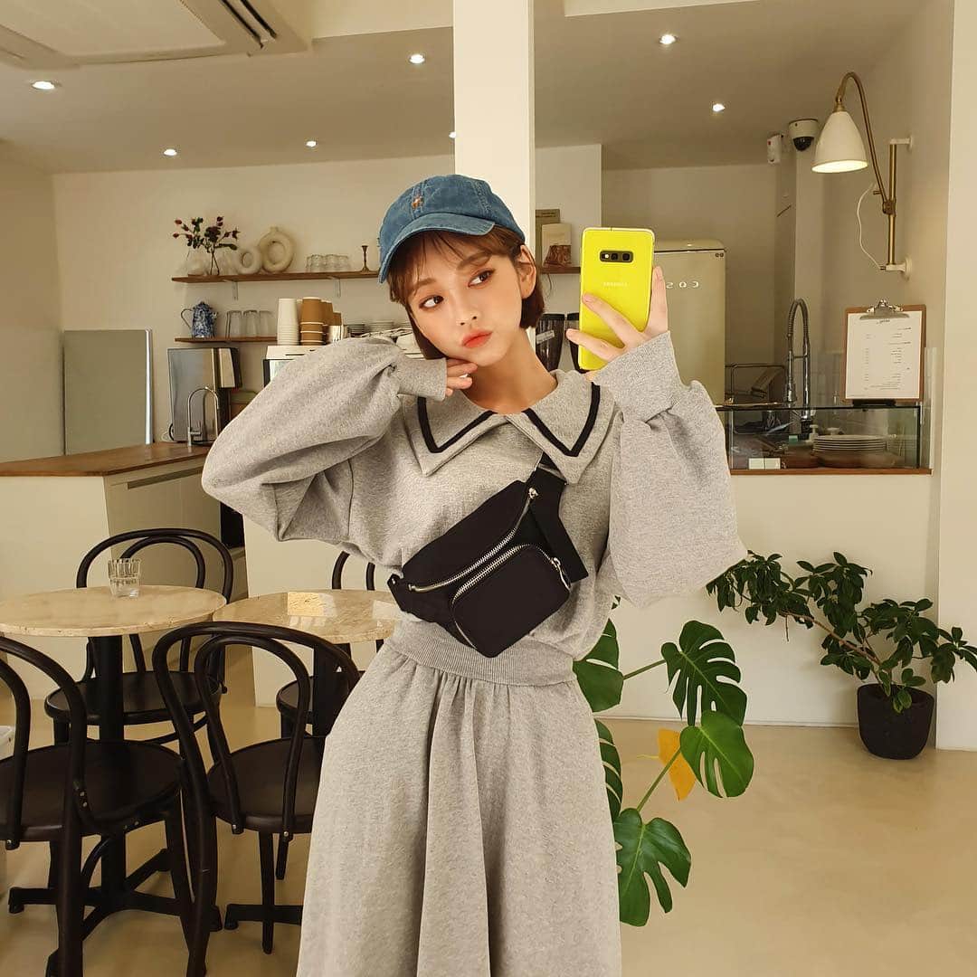 Chuuのインスタグラム：「⠀⠀⠀ V라인 셀카로 오늘 하루 상쾌하게❤️ #거울샷 #셀스타그램 #ootd #데일리룩 #I❤️S10」