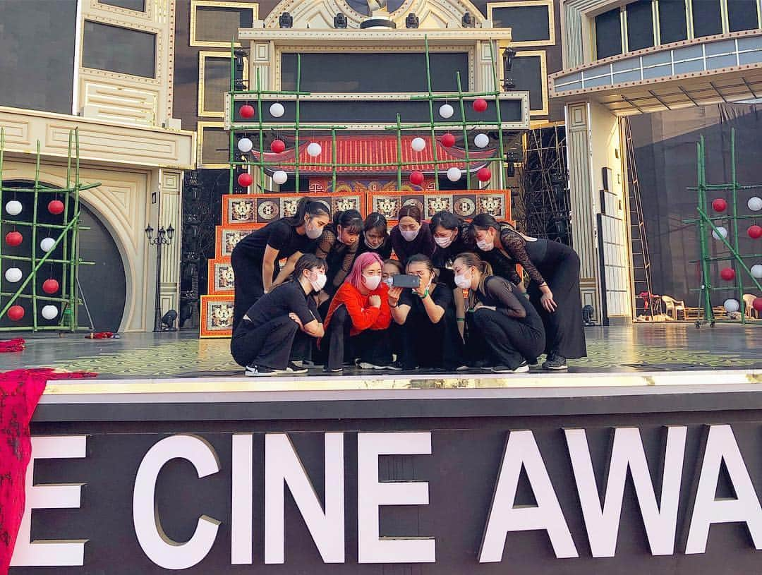 Ruuさんのインスタグラム写真 - (RuuInstagram)「Today is the day! Our performance in Mumbai will be aired on TV live globally! “Zee TV Cine Awards 2019”  Don’t miss out!💥💥いよいよ本日、インド国際映画祭。 インド中で生放送のオープニングを務めさせて頂きます！現地に行ったら私達専用の大道具が用意されており、無茶振りだらけで現地にて新しい作品が出来ました！はードキドキする。本日は早朝リハで最終確認してきました。インドの方々にパワーを届けられるよう頑張ります！！！！！ #Fabuloussisters #india #mumbai  #zeecineawards #awardsseason  ちなみに3枚目の赤の男性はジェイホーの振付師さんがリハに遊び来てくれました。まさかこんな事が起こるとはエクスペクトパロトナム時代思っても無かったな〜笑」3月19日 15時06分 - ruufabulous