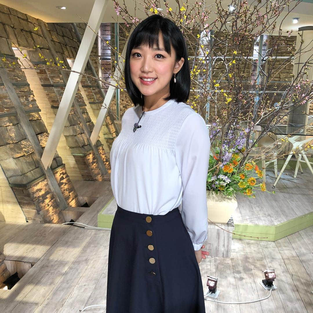 竹内由恵さんのインスタグラム写真 - (竹内由恵Instagram)「今日は暖かいですねー！桜の開花ももうすぐのようなので、楽しみ🌸 先週の衣装を載せます♫ 1枚目 ニットカーディガン・スカート EPOCA(エポカ) 2枚目 ブラウス・スカート AMACA(アマカ) 3枚目 ブランド無し 4枚目 ブラウス・スカート AMACA(アマカ) 5枚目 シャツ・スカート Maison de Beige(メゾン ド ベージュ) #epoca #amaca #maisondebeige #アナウンサー衣装」3月19日 15時08分 - yoshie0takeuchi