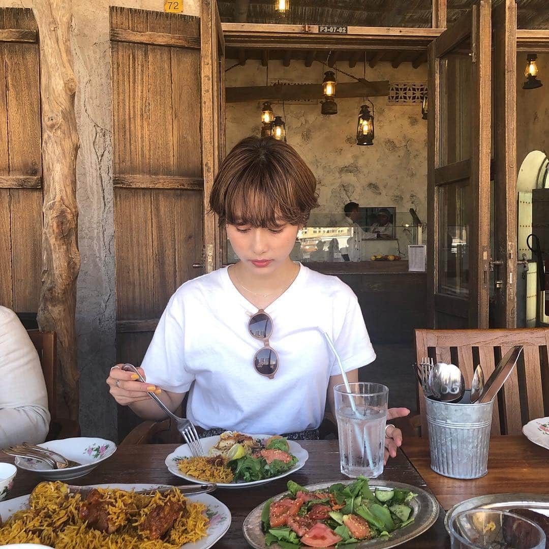 石田一帆さんのインスタグラム写真 - (石田一帆Instagram)「. 昨日のまとめ🍪🥜🍯 . 1〜4枚目 : Al Fanar lunchにtheローカルご飯をいただきました🍴 エマラティ料理というUAEの伝統料理🇦🇪 こういう料理を普段あまり食べないので 少し構えましたが食べてみたらすごくおいしい♡ 特にラム肉は柔らかくておいしかった🤤 . 5.6枚目 : Arabian Tea House 外観も内観もとにかくかわいくて女子心を擽る リゾート感溢れる空間のカフェ🌼 ここへきたら是非レモンミントジュースと スイカジュースを飲んでほしいです🍉🍋 . 7.8枚目 : Nablus カリカリチーズの上にアイスがのった 新感覚のデザート🍨💭 トルコ風アイスみたいにびよーーんとのびる ピスタチオたっぷりのアイス👳‍♂️ パフォーマンスもおもしくてボリューム満点でした◎ . 9枚目 : YOGUGU アイスクリーム専門店🍦 大好きなヨーグルトアイスにトッピングをして オリジナルのアイスを作ってもらえます🐄 ワッフルに包まれたこのアイスも映え👏 これまたボリュームたっぷりなのでシェアを することをオススメします◎ . 見ての通り食べすぎ旅なのです🤤笑 今日もいろんな体験をさせてもらうので またたくさん投稿していきます📷 . #ik_travel#ik_dubai#alseefarea#alseefdubai#alfanar#arabianteahouse#nablus#yogugu#visitdubai#mydubai#tabijomap_dubai#ambassador#dubaitravel#dubaitrip#trip#travel#ドバイ#アルシーフエリア#タビジョ#ドバイ旅行#ドバイ#女子旅」3月19日 15時11分 - ishidakazuho