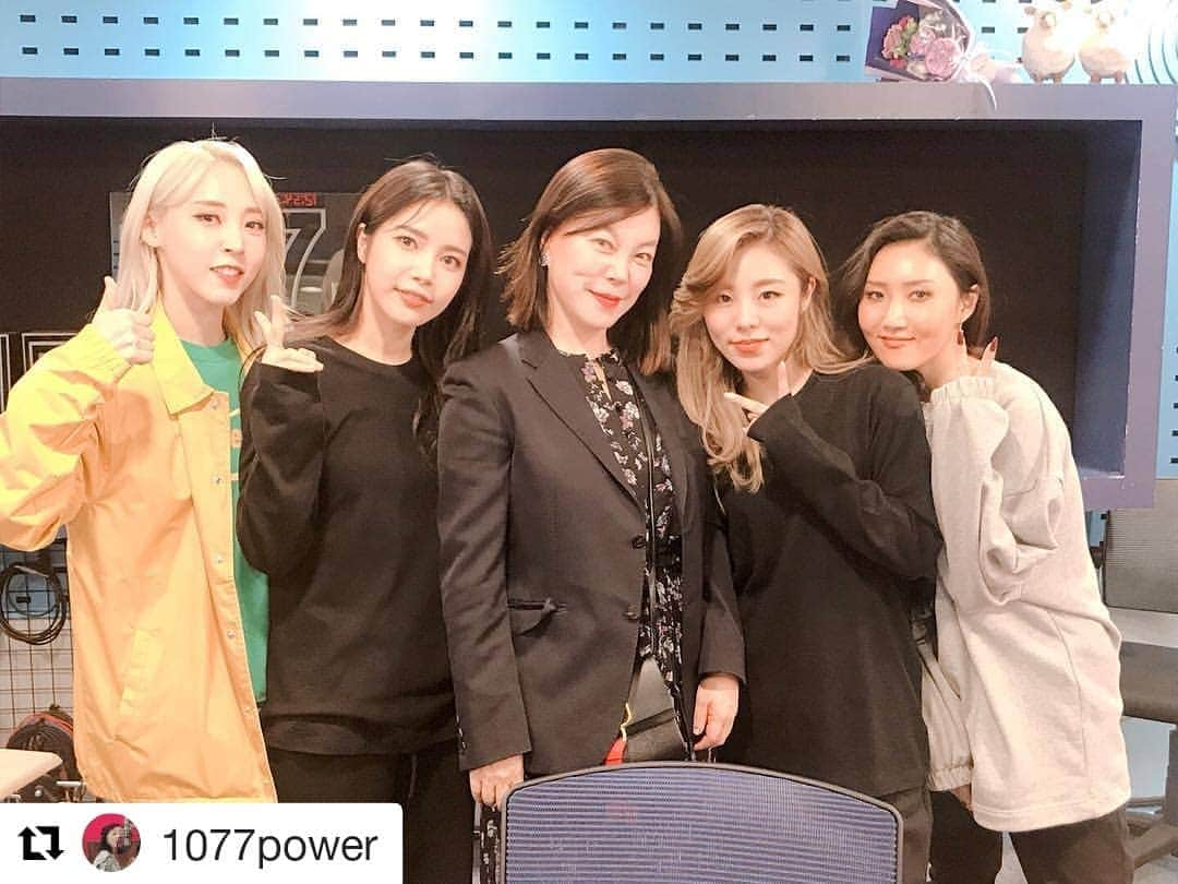 Mamamooさんのインスタグラム写真 - (MamamooInstagram)「#Repost @1077power (@get_repost) ・・・ 정말 오랜만에 만난 #마마무 ♥️ . 마마무의 고품격 라이브도 듣고 (너무 잘해서 심장뿌셔😭) 행복한 날이에요🥳 . #솔라#문별#휘인#화사 #고고베베 👍🏻 #최화정의파워타임」3月19日 15時22分 - mamamoo_official