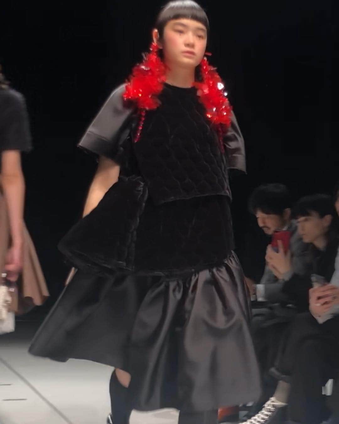 装苑さんのインスタグラム写真 - (装苑Instagram)「上海を拠点とするブランドSHUSHU/TONGが日本では初となるショーを開催。#2019AW は戸川純さんの曲『好き好き大好き』の歌詞から「愛してる て言わなきゃ殺す」をテーマに。黒や赤を印象的に使い、フェミニンなシルエットに、大胆なカッティングや血しぶきのような装飾などダークな要素を潜ませ、少女の愛と憎しみを描いた。#SHUSHUTONG #AmazonFWT」3月19日 15時16分 - soenonline