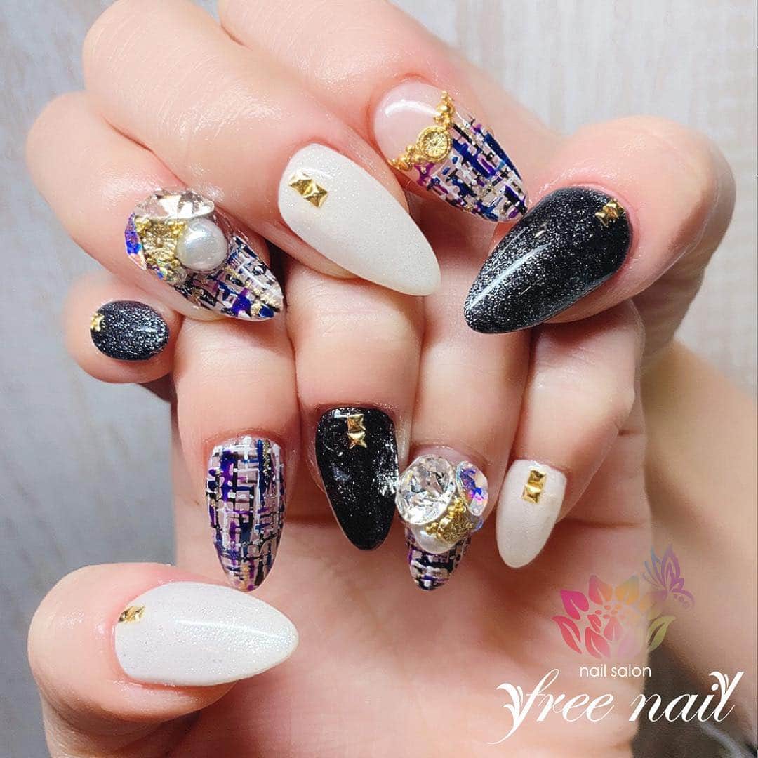 free nail フリーネイルのインスタグラム：「. お客様ネイル💅🏻🐝✨ . 大人ツイードネイル🌹✨ . ビジュー輝くうっとりなお手元に💎✨ . ご来店ありがとうございました🙇🏻‍♀️🙇🏻‍♀️🙇🏻‍♀️💗 . #ネイル #フリーネイル #ネイルアート #ジェルネイル #ネイルサロン #大阪ネイルサロン #ネイルデザイン #ネイルチェンジ #ツイードネイル #グリッターネイル #ビジューネイル #スタッズネイル #vカットストーン #ホワイトネイル #ブラックネイル #デザインネイル #シンプルネイル #トレンドネイル #大人ネイル #春ネイル #スプリングネイル #美甲 #日式美甲 #springnails #nailsart #nailsalon #nailsdid #newnails #newnail #freenail」