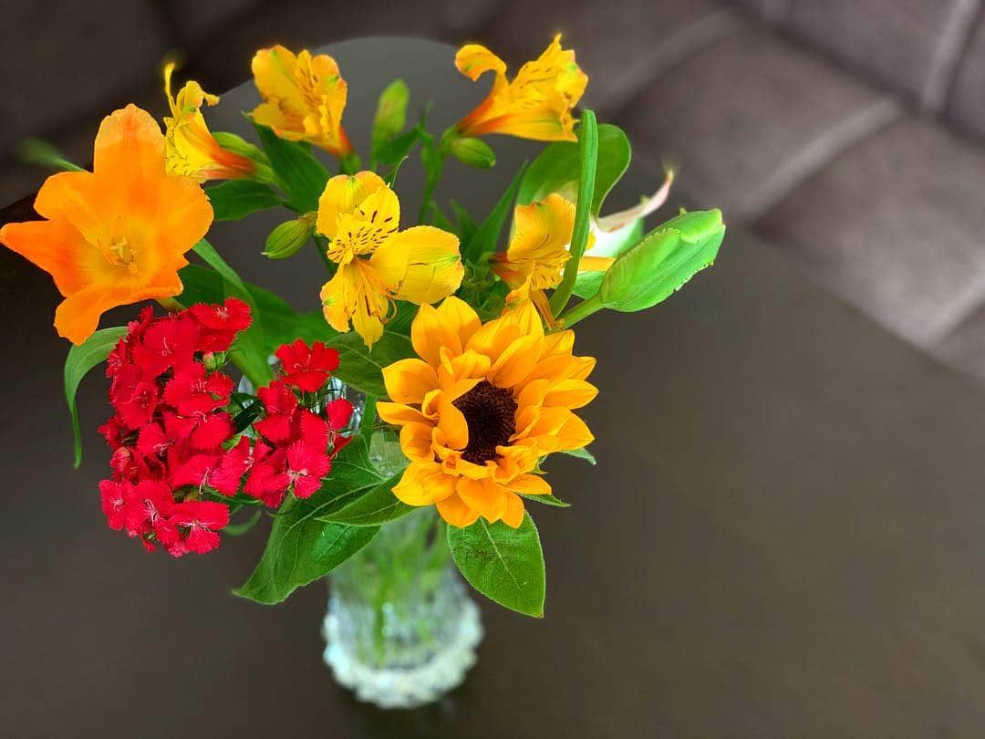 EMIさんのインスタグラム写真 - (EMIInstagram)「☆ 素敵なお花ありがとう❤️❤️❤️ 最近よくお花を買って生けています。 植物のパワーっていいですね☺︎」3月19日 15時23分 - emi_idea