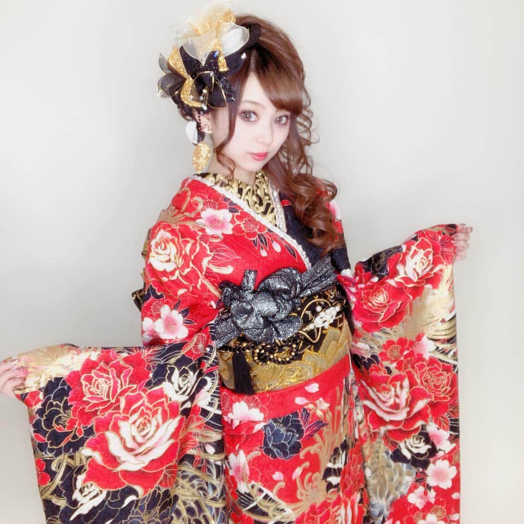 のインスタグラム：「. #和の刻 撮影なうです。 #赤 の#振袖 きゃわみ❤ . . #kimono #furisode #振袖ヘア #make #hairset #viviennewestwood #ヴィヴィアン #instagood #instalike #着物 #japan #셀스타그램📷 #98년생 #l4l」