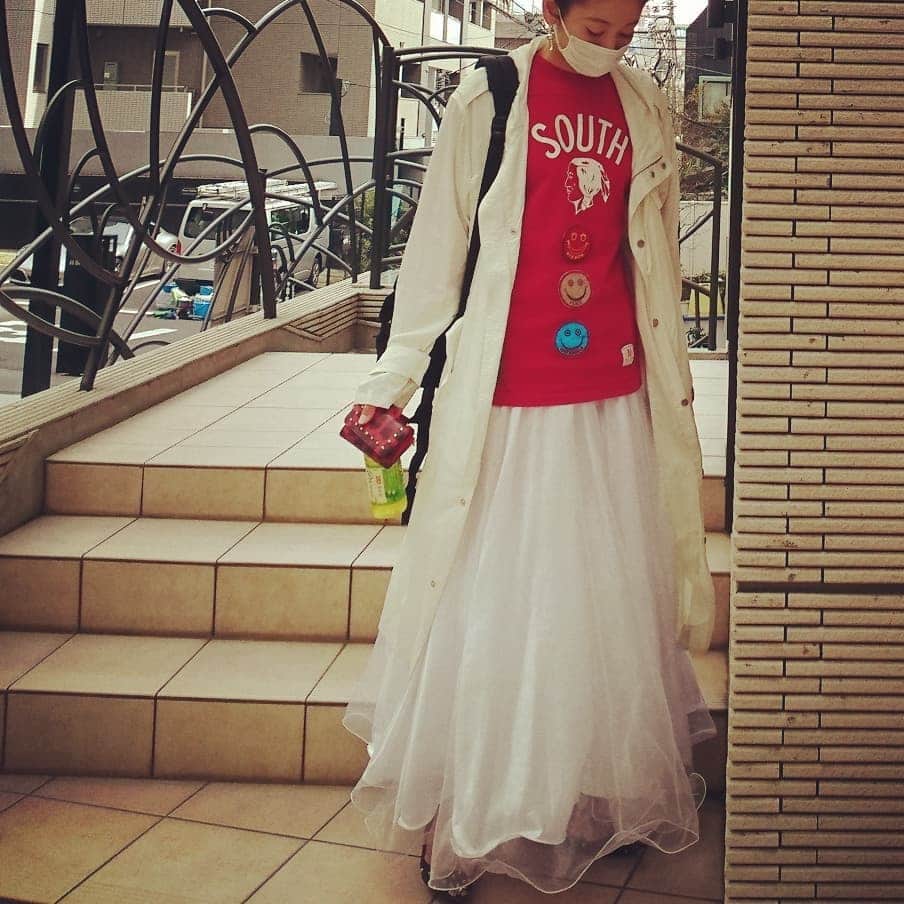 西山茉希さんのインスタグラム写真 - (西山茉希Instagram)「#俺流コーデ #紅白  特にめでたいことは無し。  #ダンス衣装のスカートを私服で着る派 #成るようにする #チャリはこぎにくい #階段も登りにくい #白を大事にできない日  帰りましょうね。 そうしましょうね。  #背後から声かけてきたマネージャー姐さんにビビりすぎた日」3月19日 15時25分 - maki.nshiyama50