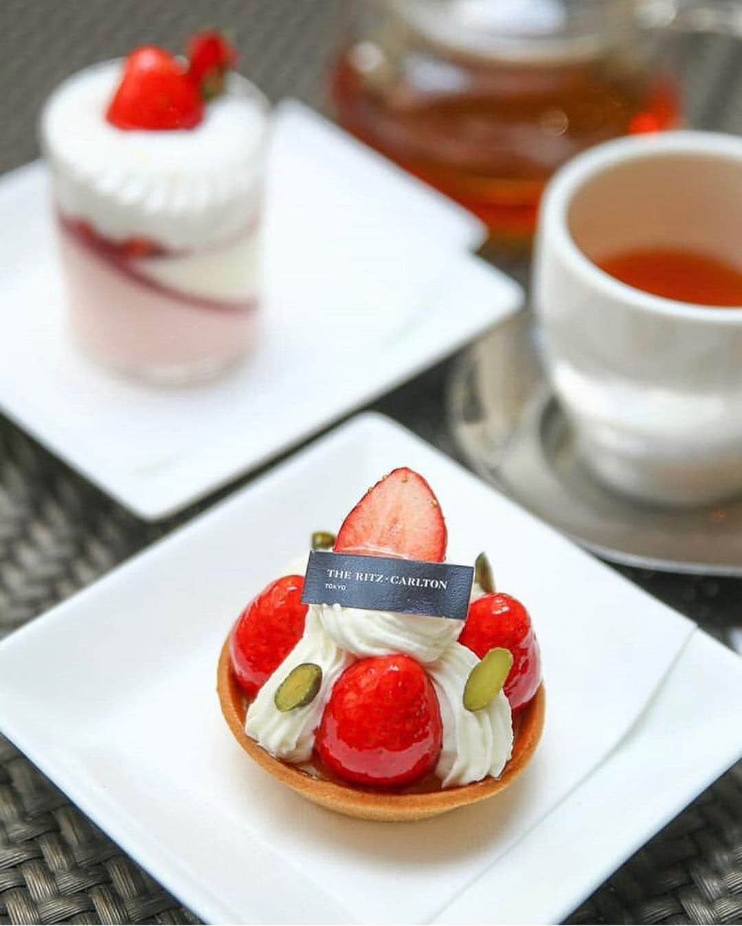 The Ritz-Carlton, Tokyoさんのインスタグラム写真 - (The Ritz-Carlton, TokyoInstagram)「ザ・リッツ・カールトン カフェ&デリで、苺を使ったお気に入りのスイーツを見つけてみては？🍰🍓 @ayapom1192 さん、素敵な投稿をありがとうございます✨ Find your favorite strawberry sweets at The Ritz-Carlton Café & Deli🍓🌸 #RitzCarltonTokyo #RCMemories」3月19日 15時31分 - ritzcarltontokyo