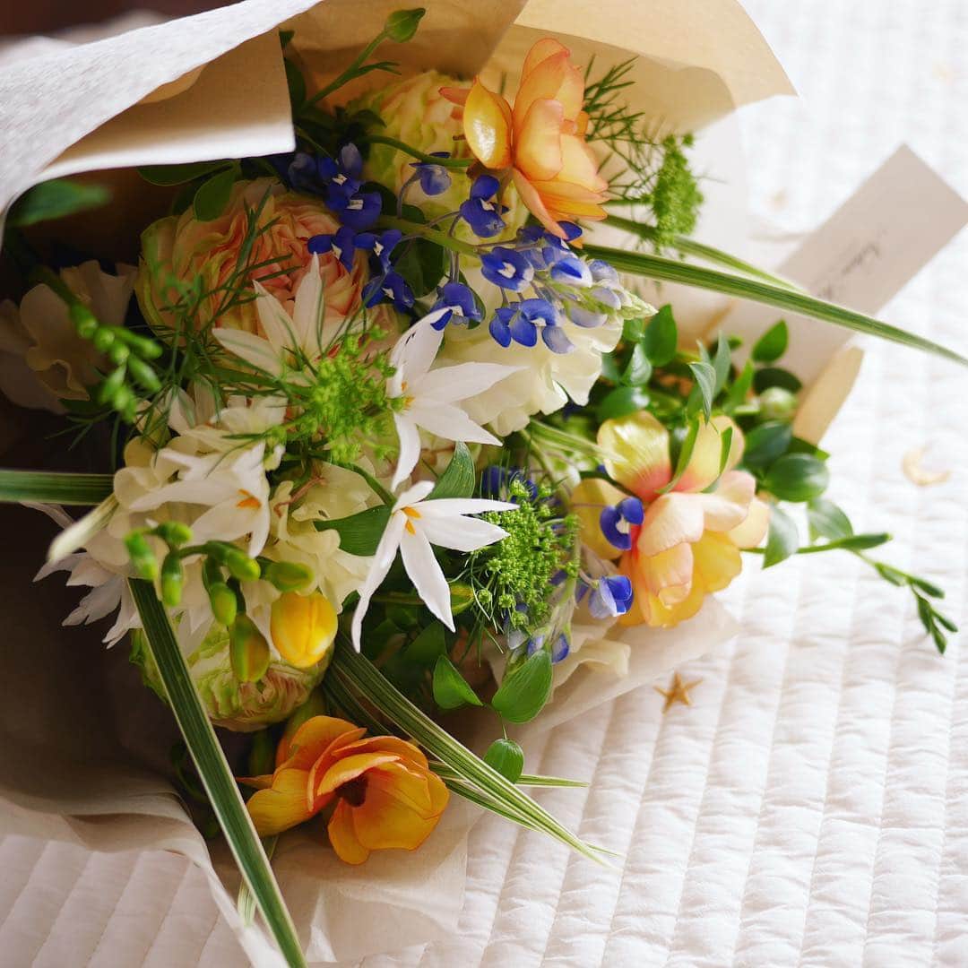 松本亜希さんのインスタグラム写真 - (松本亜希Instagram)「・ ピンポーン お花のお届け物が💐 ・ 14日ホワイトデーから不在の夫。 そして、ホワイトデーを忘れていた夫w 2.3日したら思い出してなんか言ってくるかなぁと淡い期待をもっていた私。 うんともすんとも言ってこないので、、 昨日電話で、「ねぇ、忘れてるよねホワイトデー...」とちくりw ごちゃごちゃ言い訳を言ってきたので、イラッとする私。 ・ 本日お花のお届けが🌼🌸 素直に嬉しい😆 遅くなってごめんねだとよ。 ありがとうございます😊 ・ 喜ぶ私を見て👶も笑ってた。 happy💕 ・ ・ あと一昨日から昨日にかけて、ストーリーズで沢山ご質問ありがとうございました♡ ただいま時間みつけて頑張って回答してます。 全てプロフィールのハイライト欄にまとめてるのでよかったら見てください💕🙏 __________________________ #少し遅めのホワイトデー #whiteday #ホワイトデー #thankyou #love」3月19日 15時40分 - m_akiron