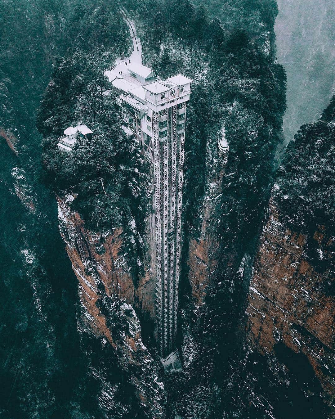 PicLab™ Sayingsさんのインスタグラム写真 - (PicLab™ SayingsInstagram)「Built into the cliff face in Zhangjiajie, China, the Bailong Elevator is 1070 feet tall. It is the highest outdoor elevator in the world 🌎. Tag a friend who’s scare of heights. 📸: @nk7」3月19日 15時37分 - paradise